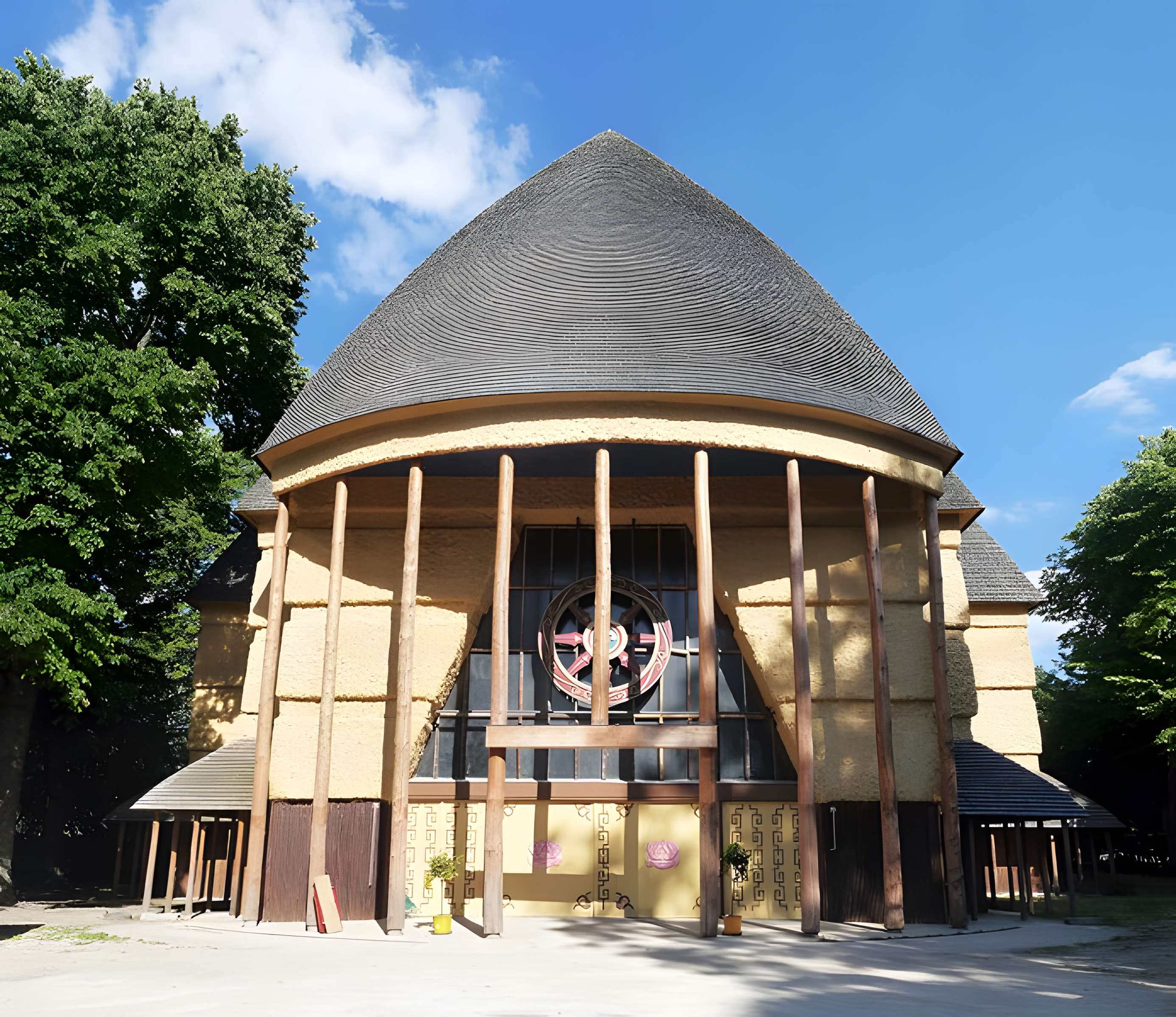 Pavillons du Togo et du Cameroun issus de l'exposition coloniale internationale de 1931