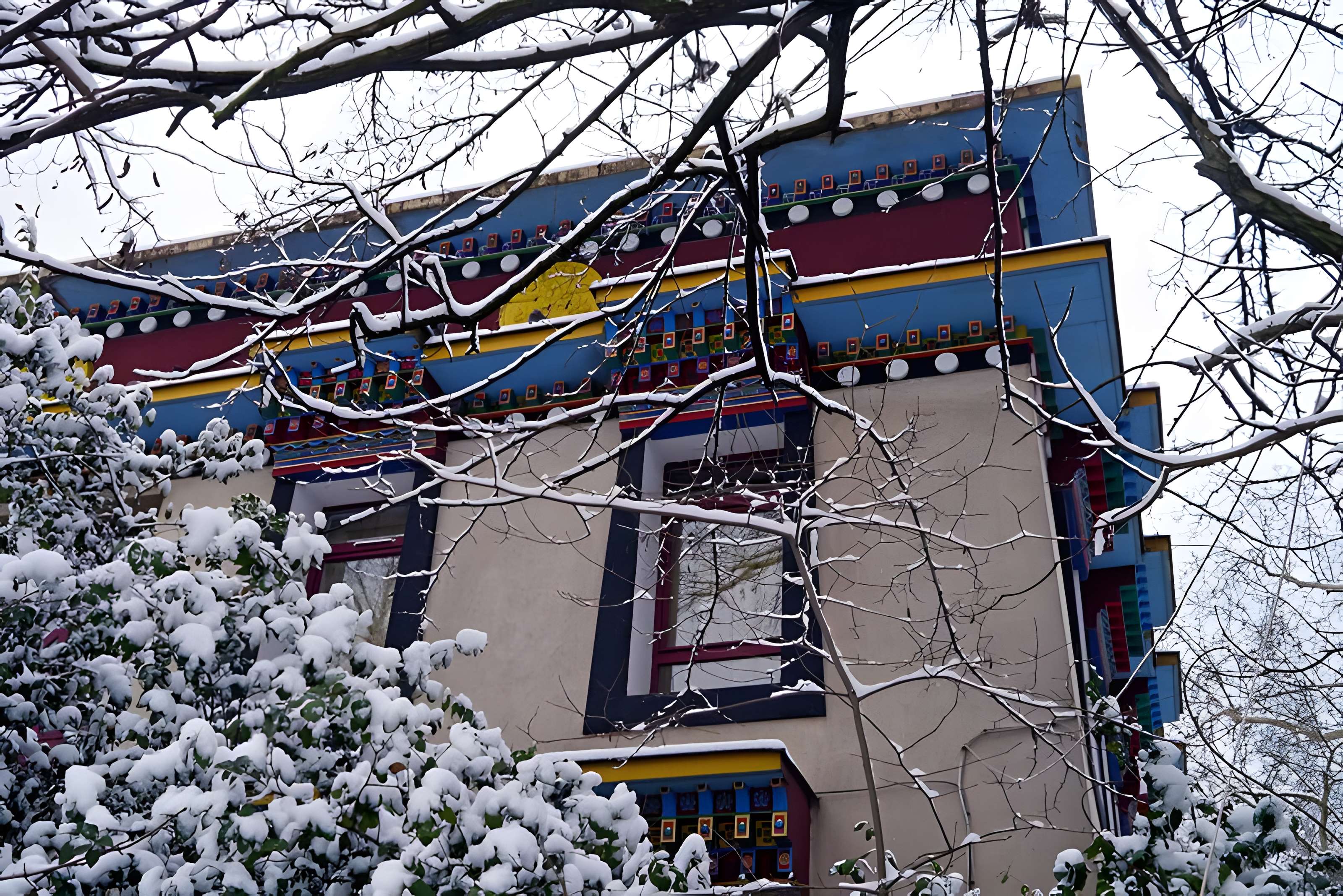Pavillons du Togo et du Cameroun issus de l'exposition coloniale internationale de 1931