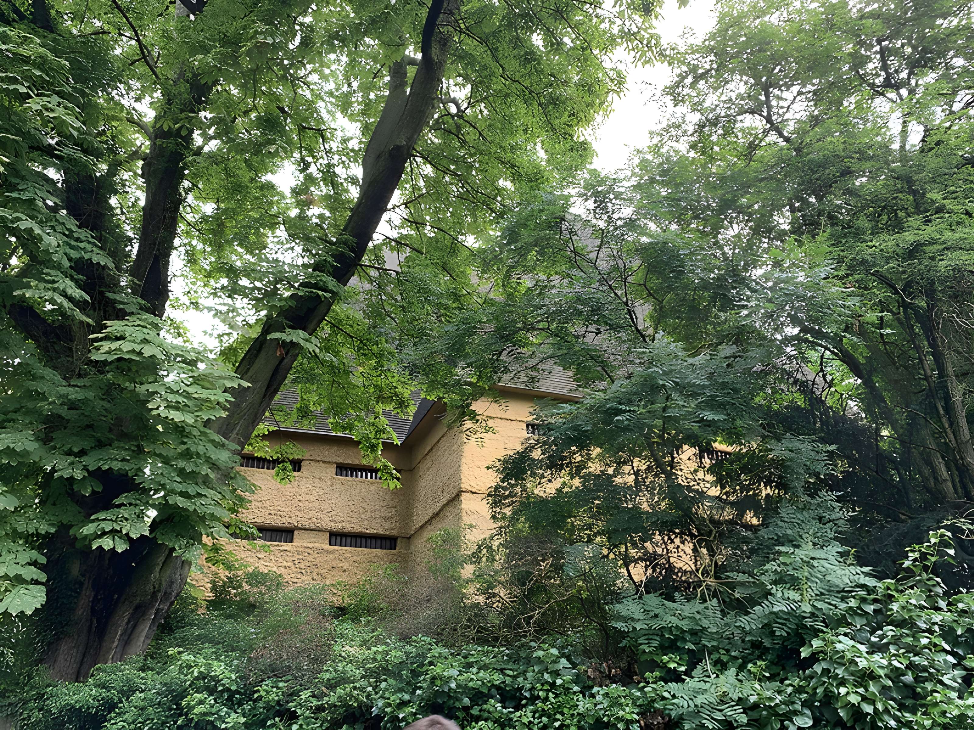 Pavillons du Togo et du Cameroun issus de l'exposition coloniale internationale de 1931