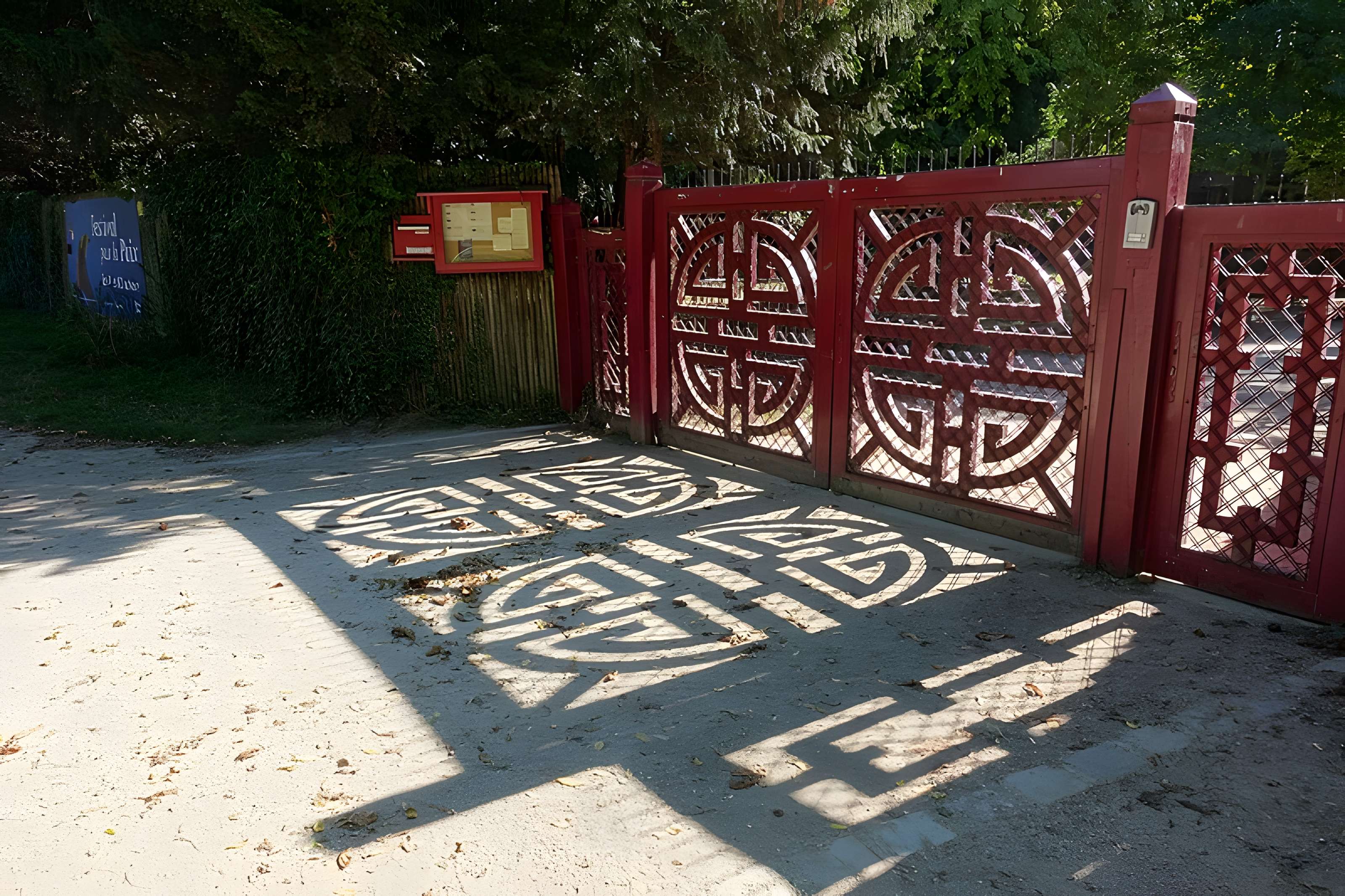 Pavillons du Togo et du Cameroun issus de l'exposition coloniale internationale de 1931