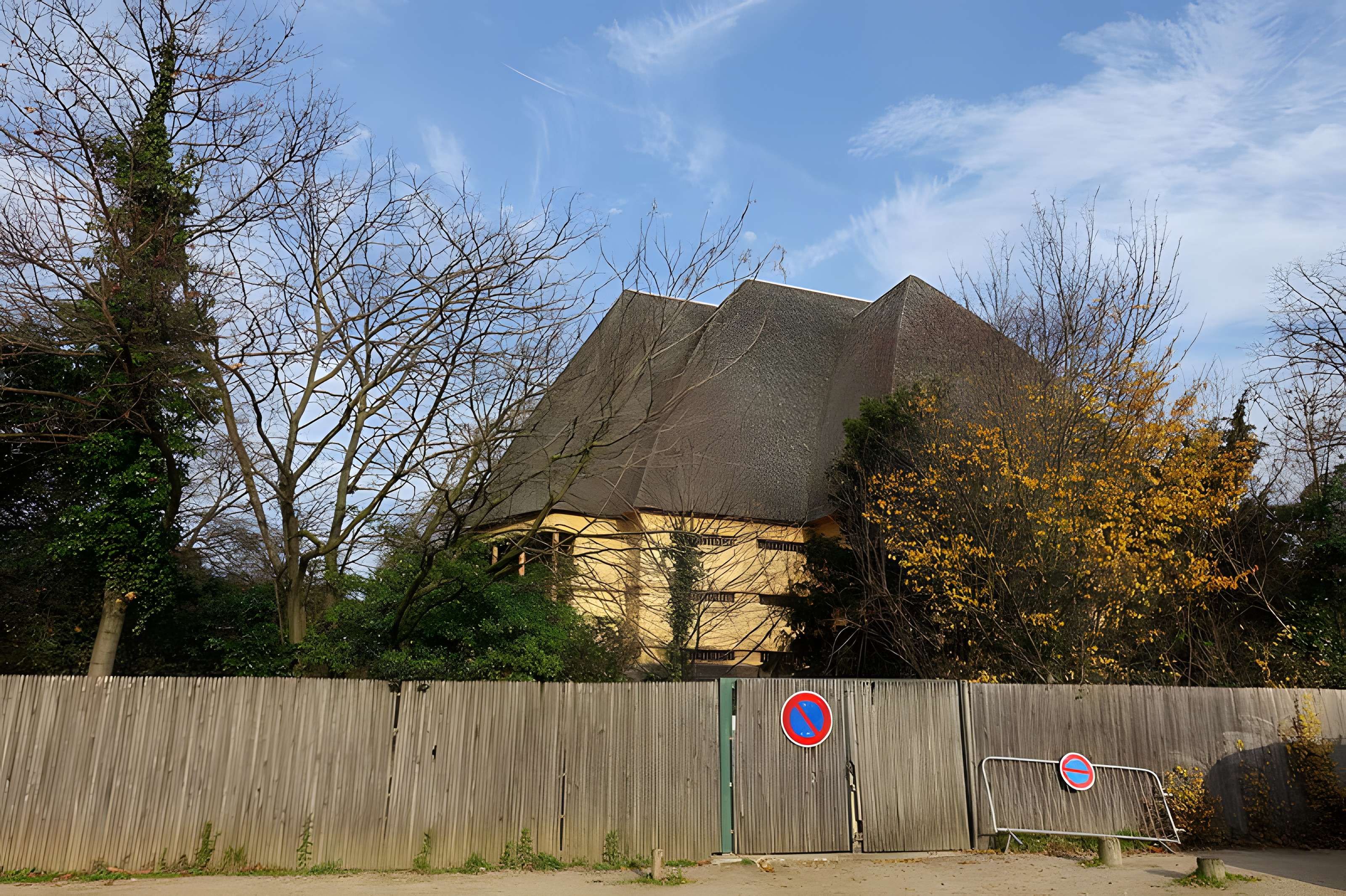 Pavillons du Togo et du Cameroun issus de l'exposition coloniale internationale de 1931