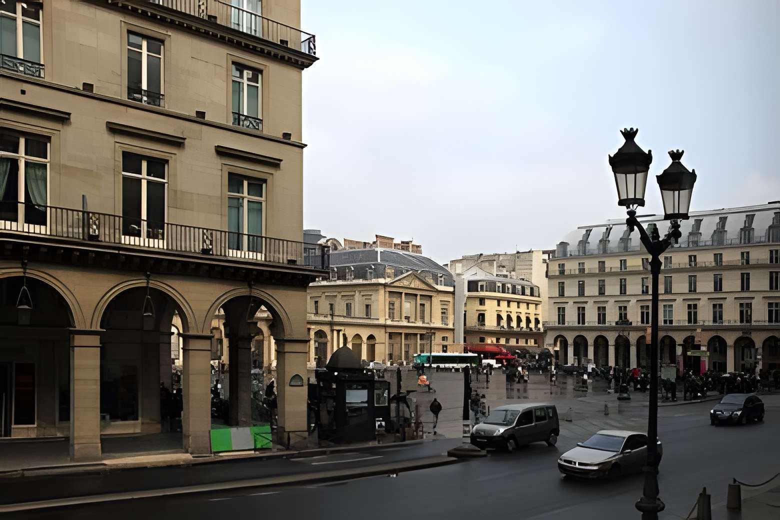 Place du Palais-Royal à Paris . Vue depuis de la rue de Rivoli.