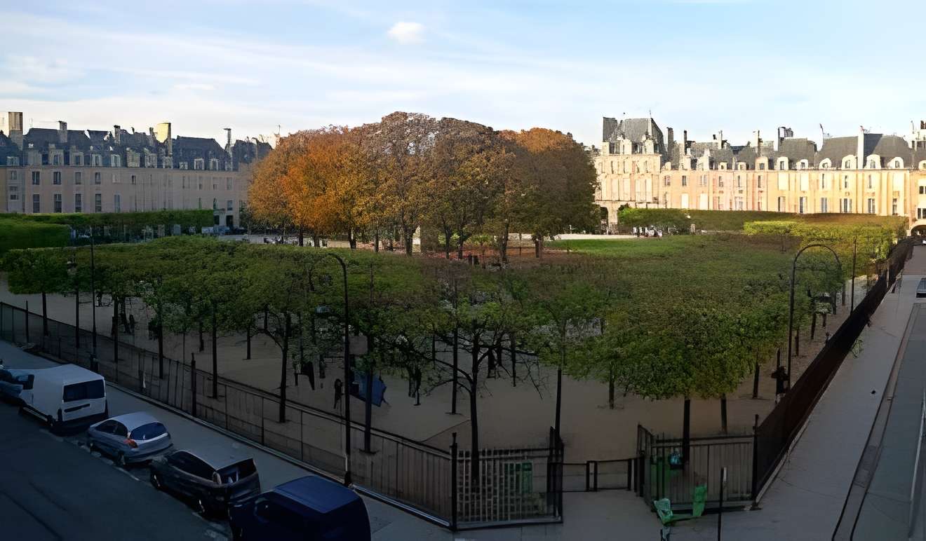 Square Louis-XIII - Paris 4ème . Vue générale