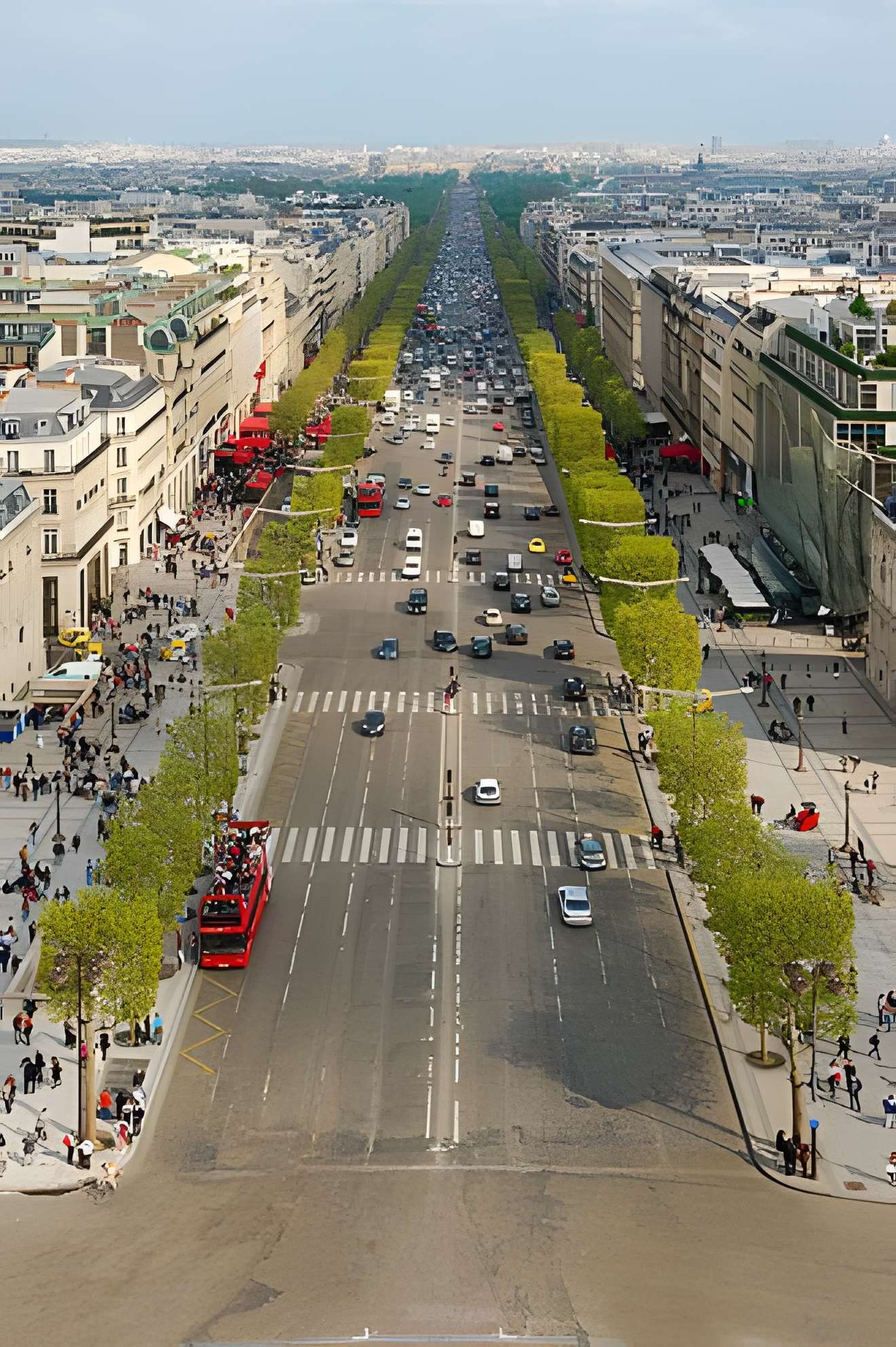 Avenue des Champs-Élysées - Paris 8ème . Vue depuis l'Arc de triomphe.