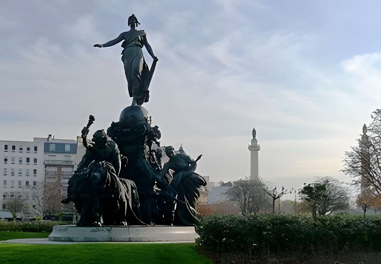 Place de la Nation à Paris . Triomphe de la République au milieu du square