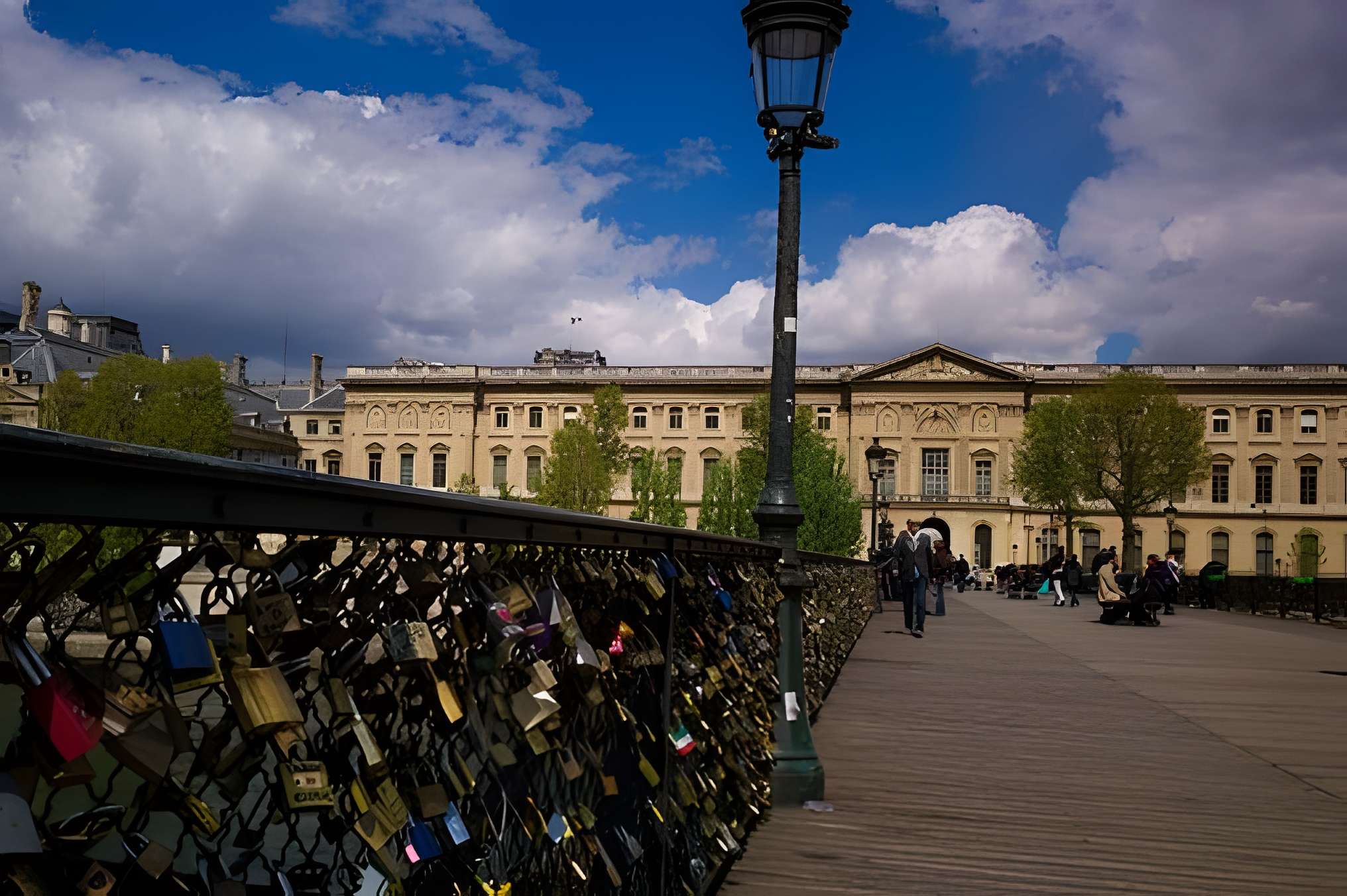 Pont des Arts - Paris 1er . Cadenas sur le parapet ouest en avril 2012.