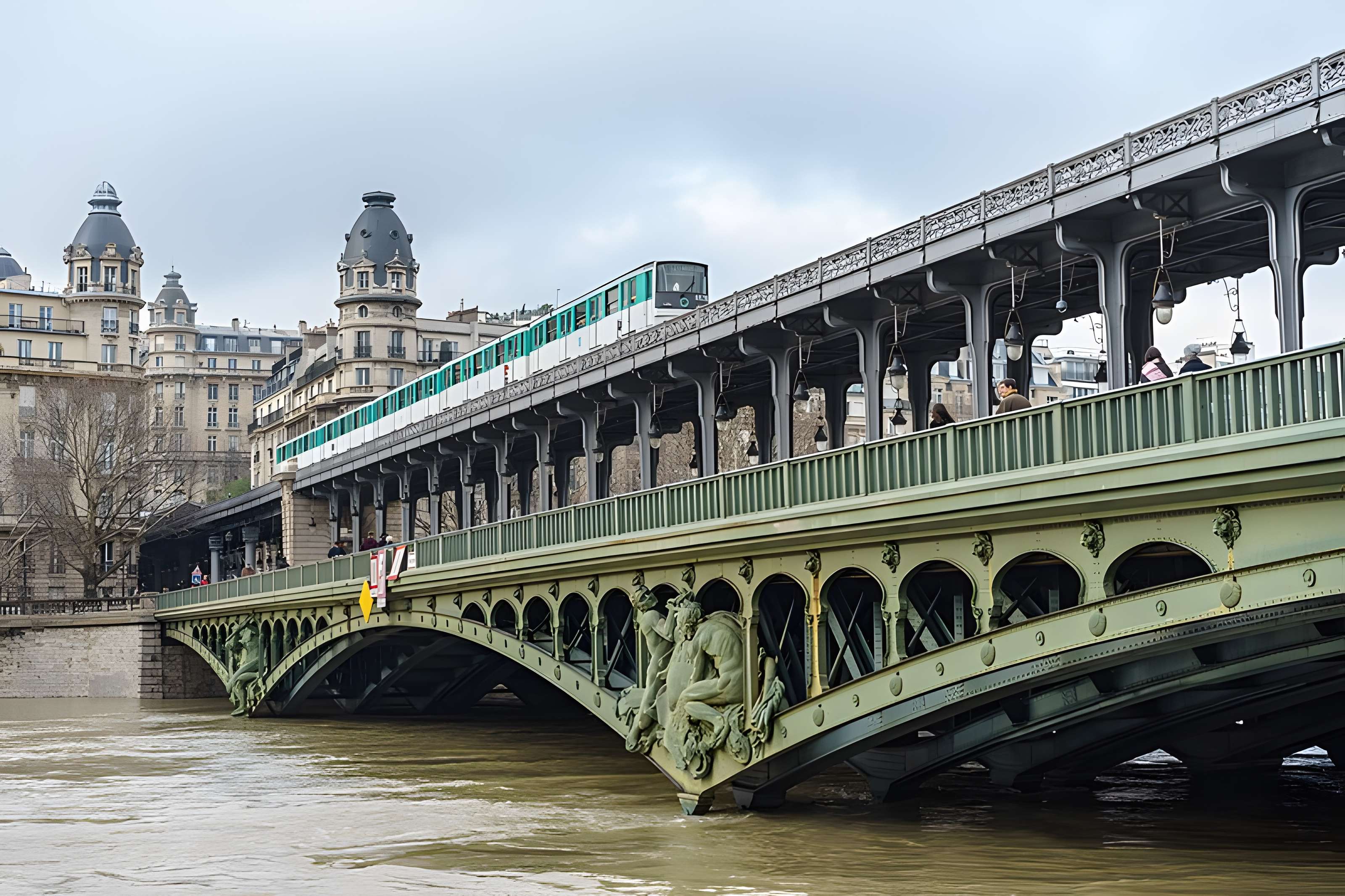 Pont de Bir-Hakeim à Paris
