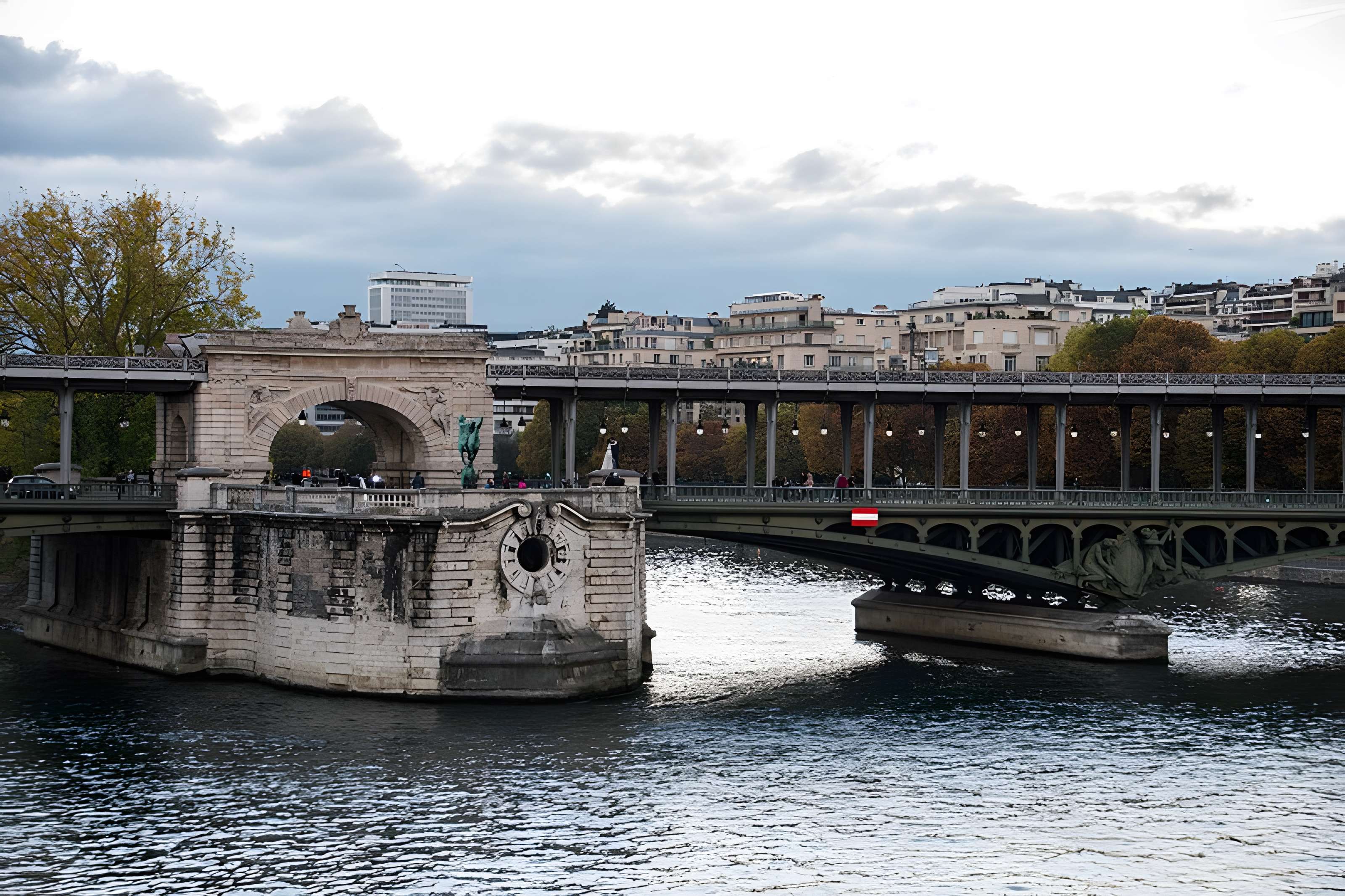 Pont de Bir-Hakeim à Paris