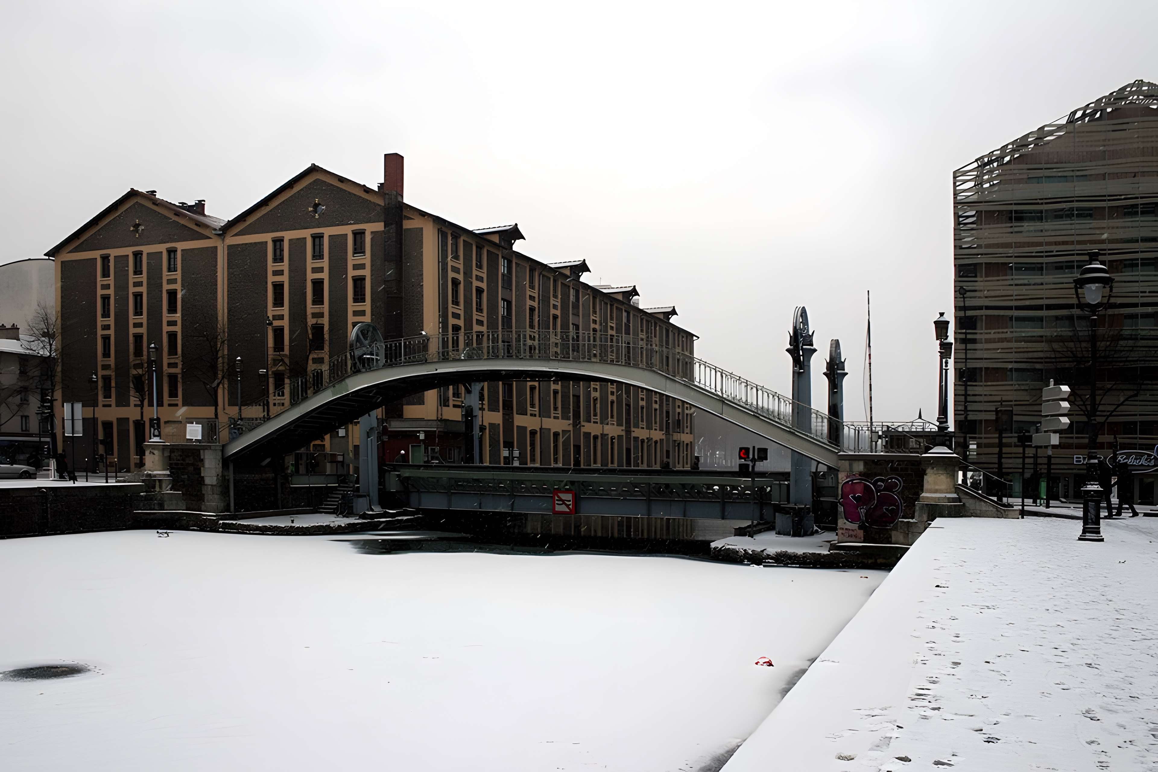 Pont levant de la rue de Crimée à Paris