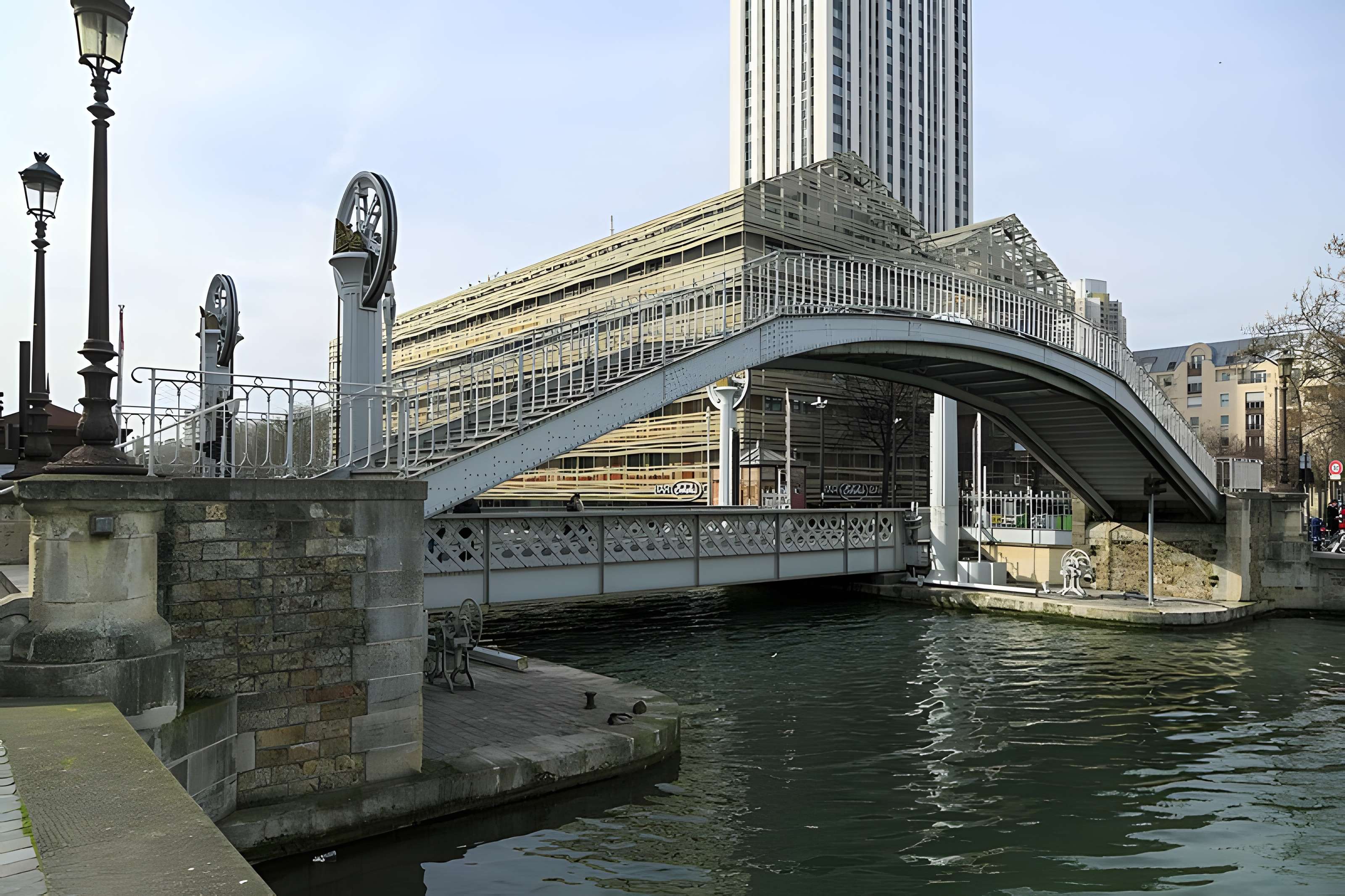 Pont levant de la rue de Crimée à Paris