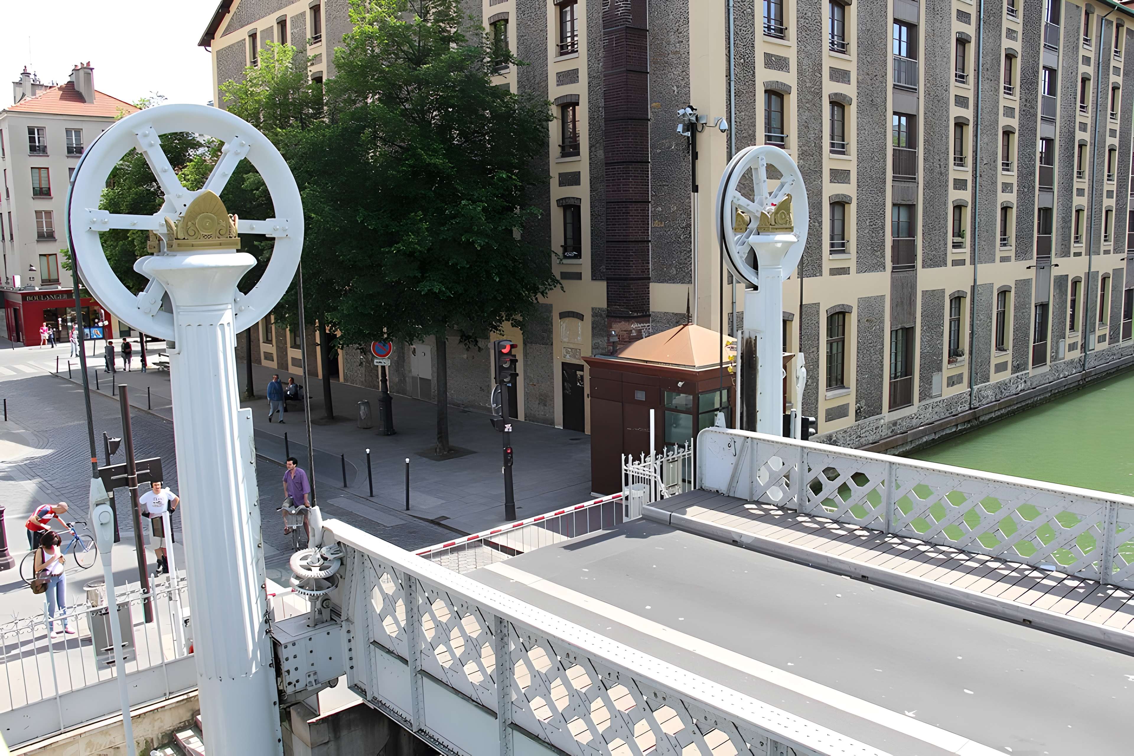 Pont levant de la rue de Crimée à Paris