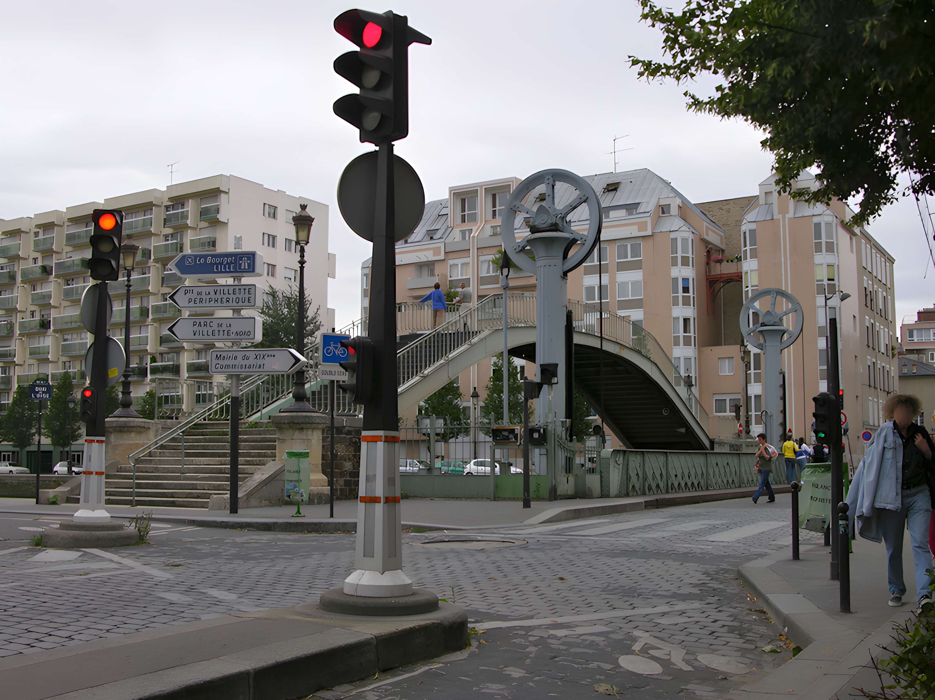 Pont levant de la rue de Crimée à Paris