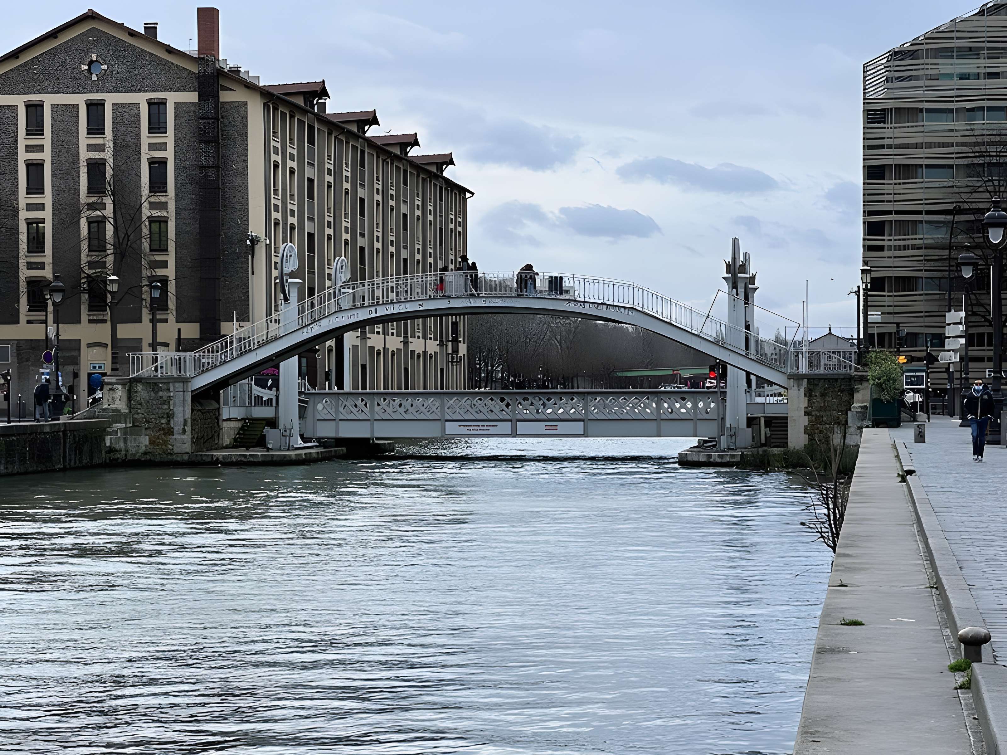 Pont levant de la rue de Crimée à Paris