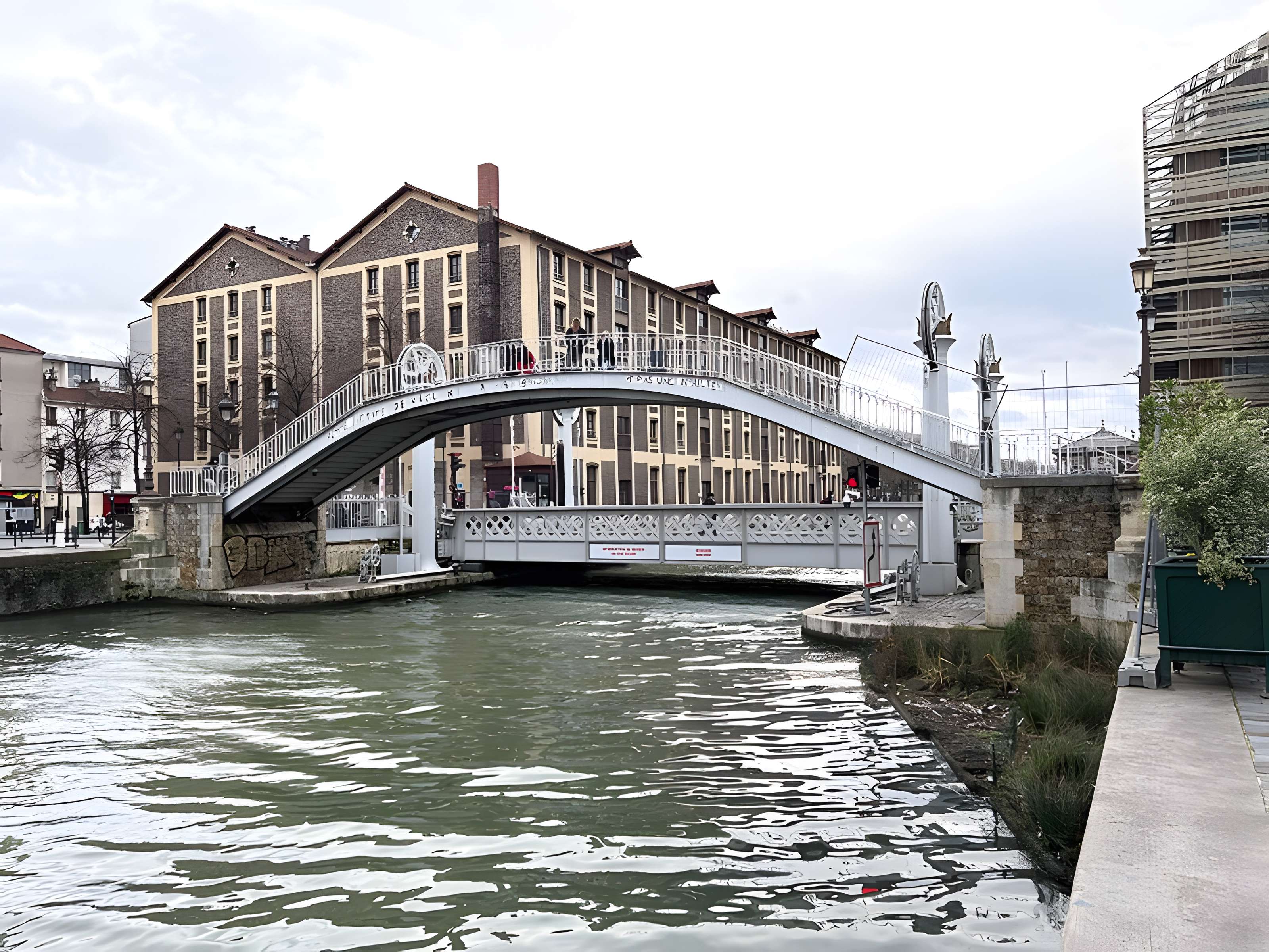Pont levant de la rue de Crimée à Paris