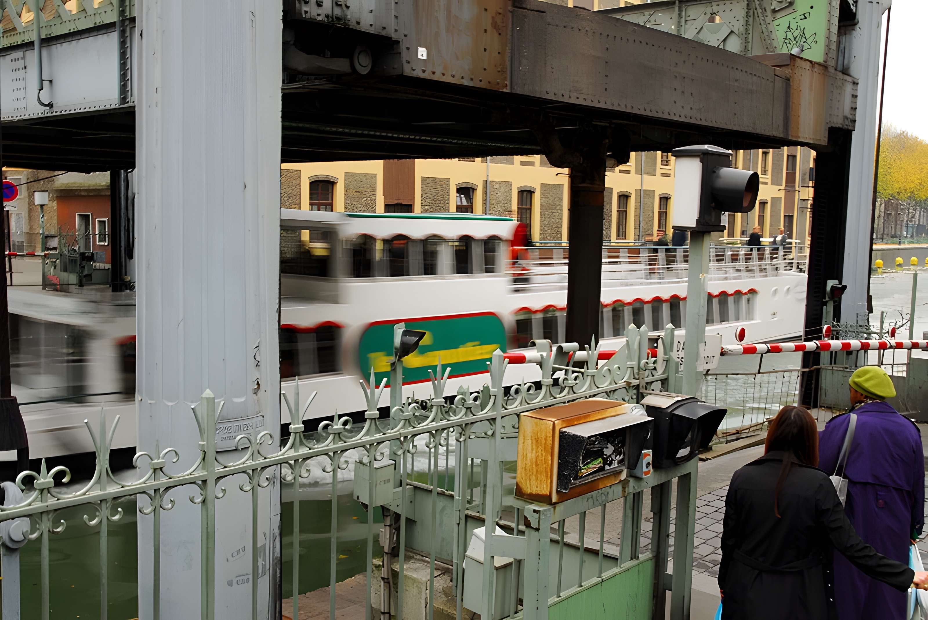 Pont levant de la rue de Crimée à Paris