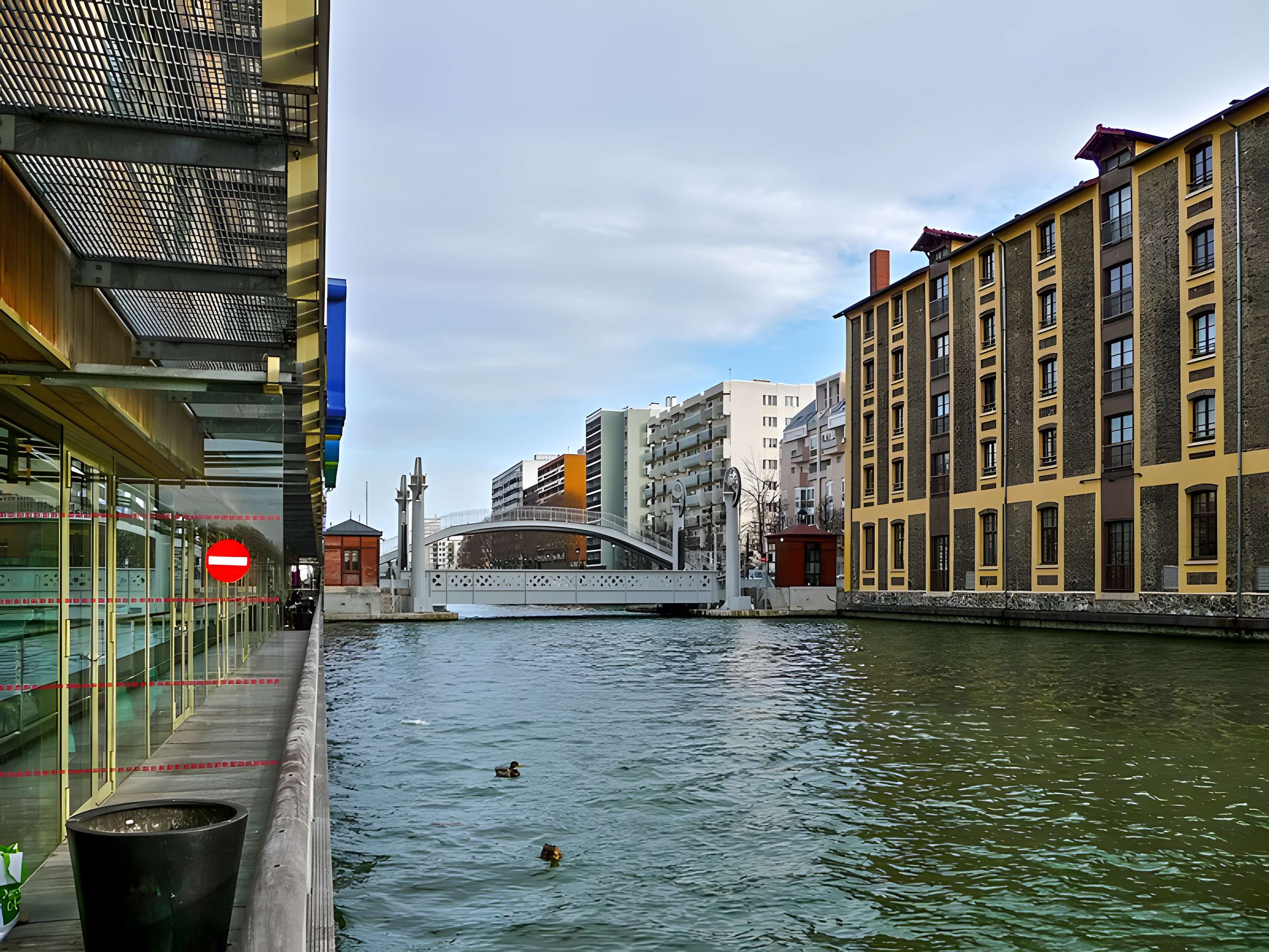 Pont levant de la rue de Crimée à Paris