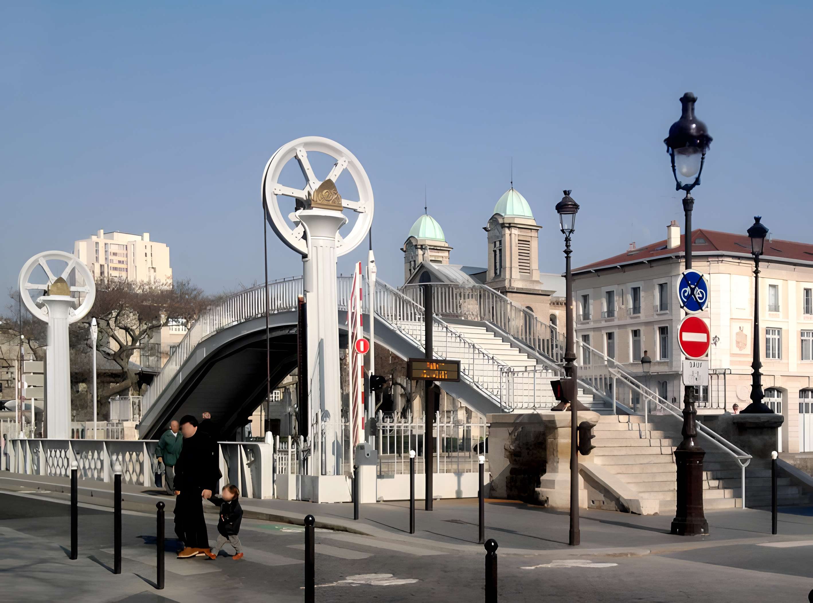 Pont levant de la rue de Crimée à Paris