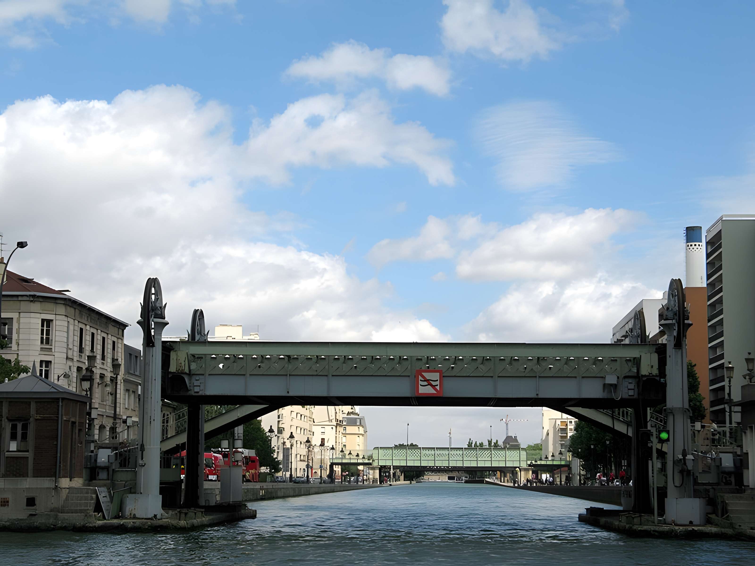 Pont levant de la rue de Crimée à Paris
