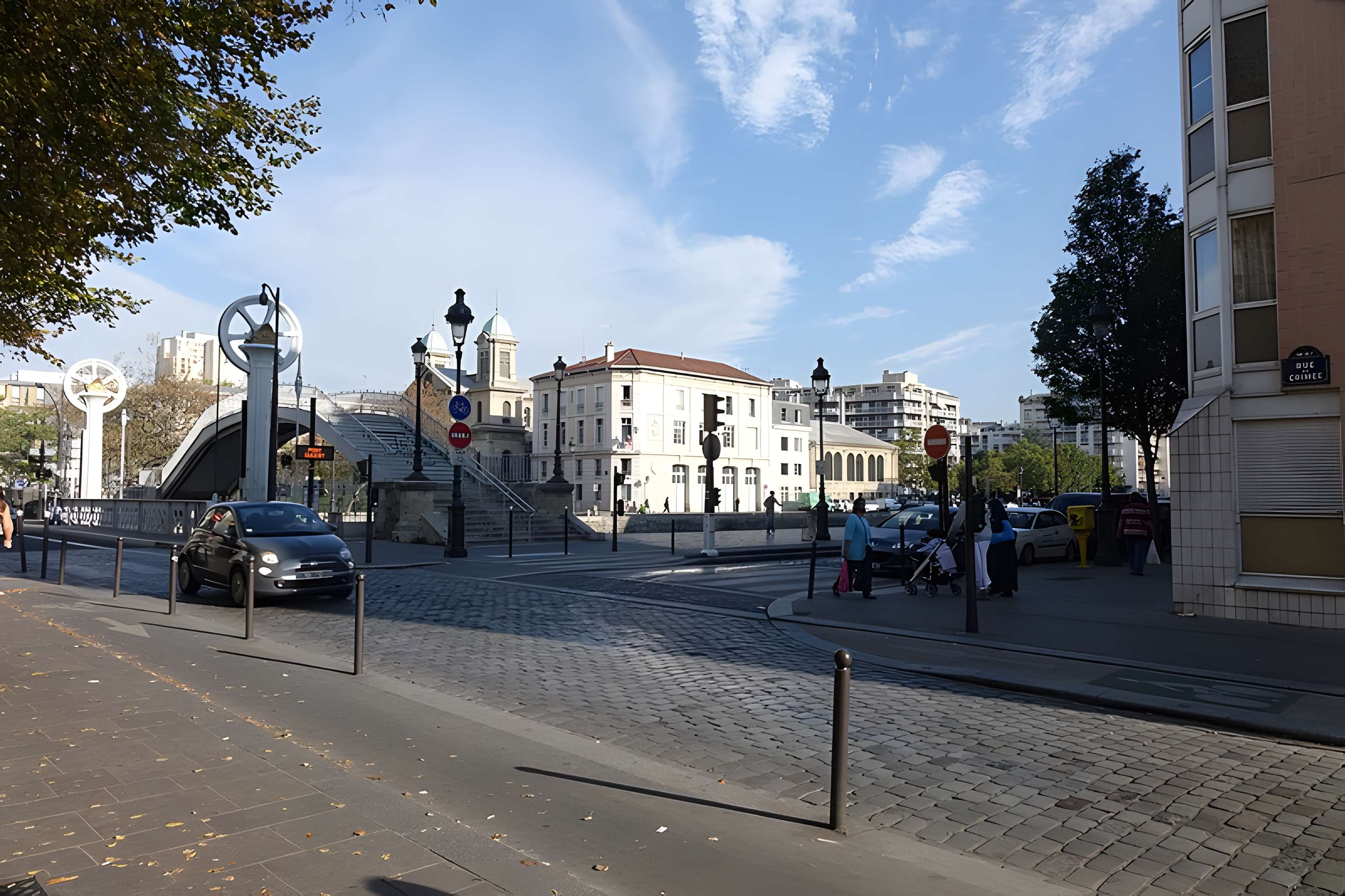 Pont levant de la rue de Crimée à Paris