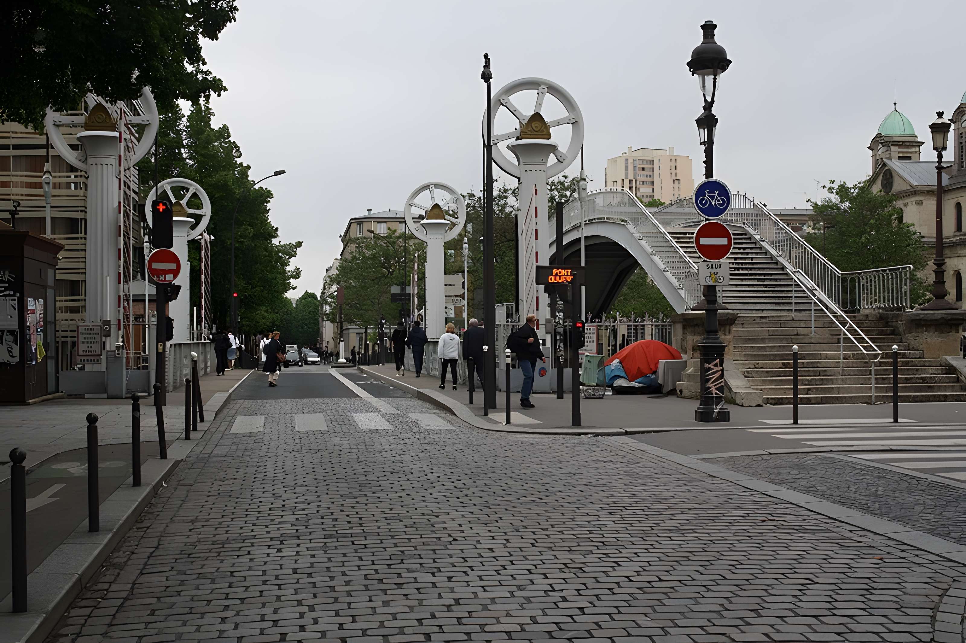 Pont levant de la rue de Crimée à Paris