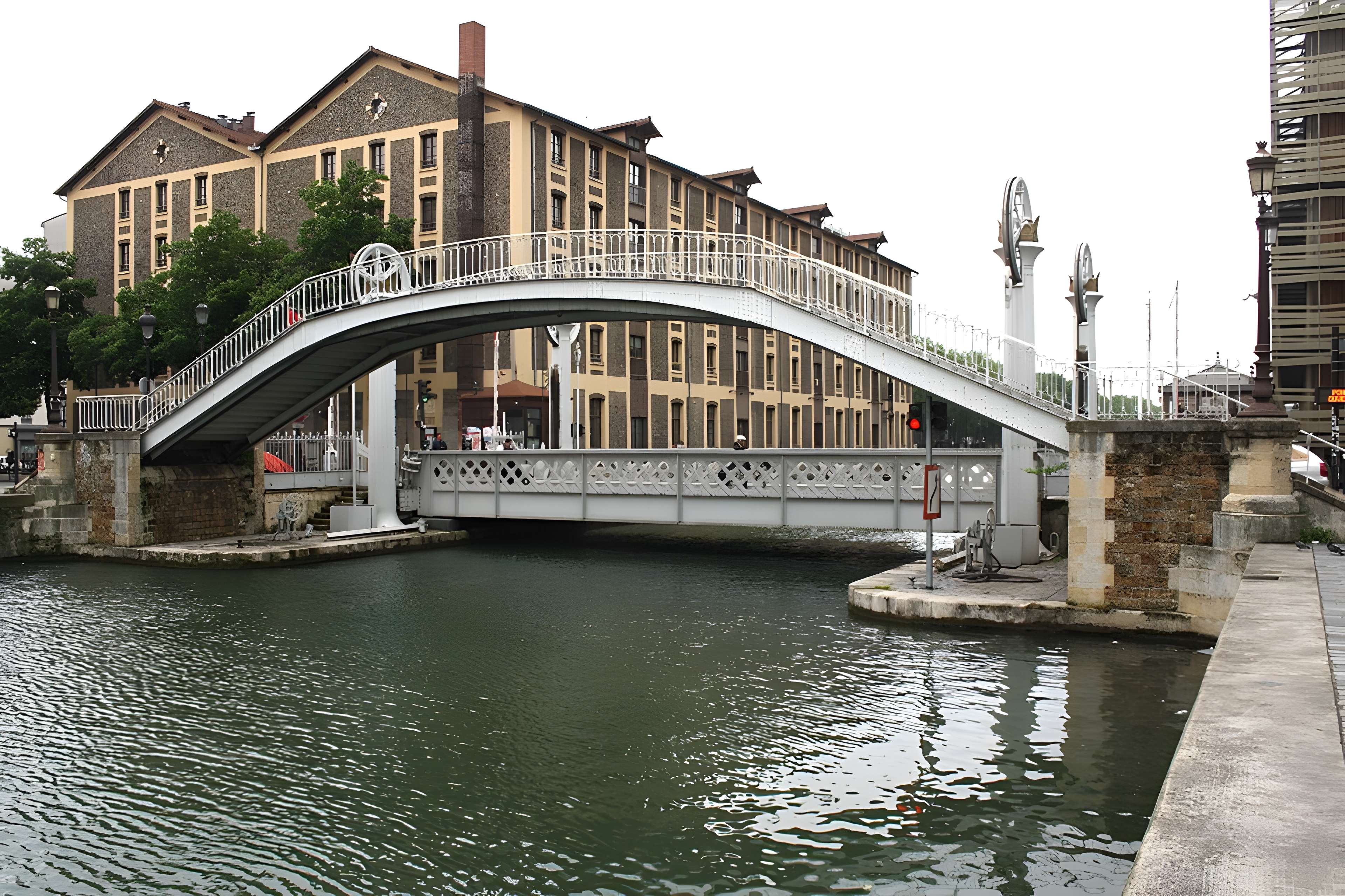 Pont levant de la rue de Crimée à Paris