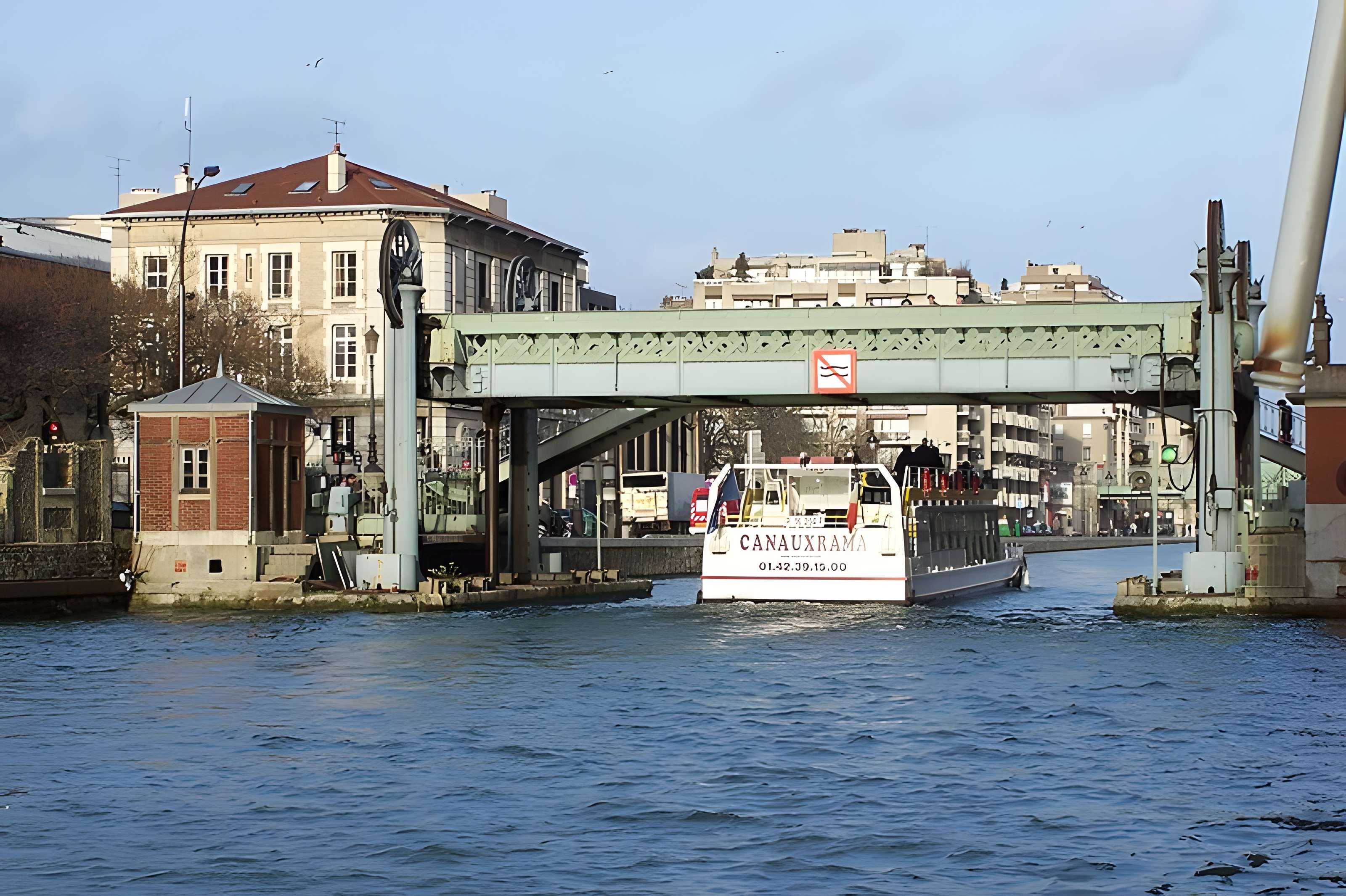 Pont levant de la rue de Crimée à Paris