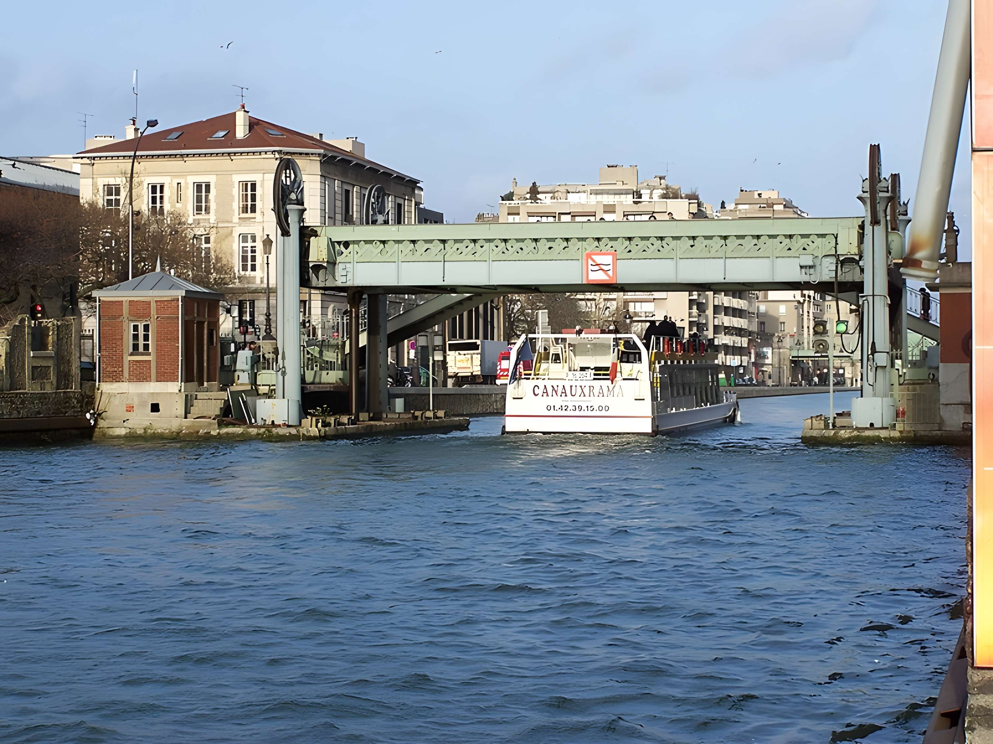 Pont levant de la rue de Crimée à Paris
