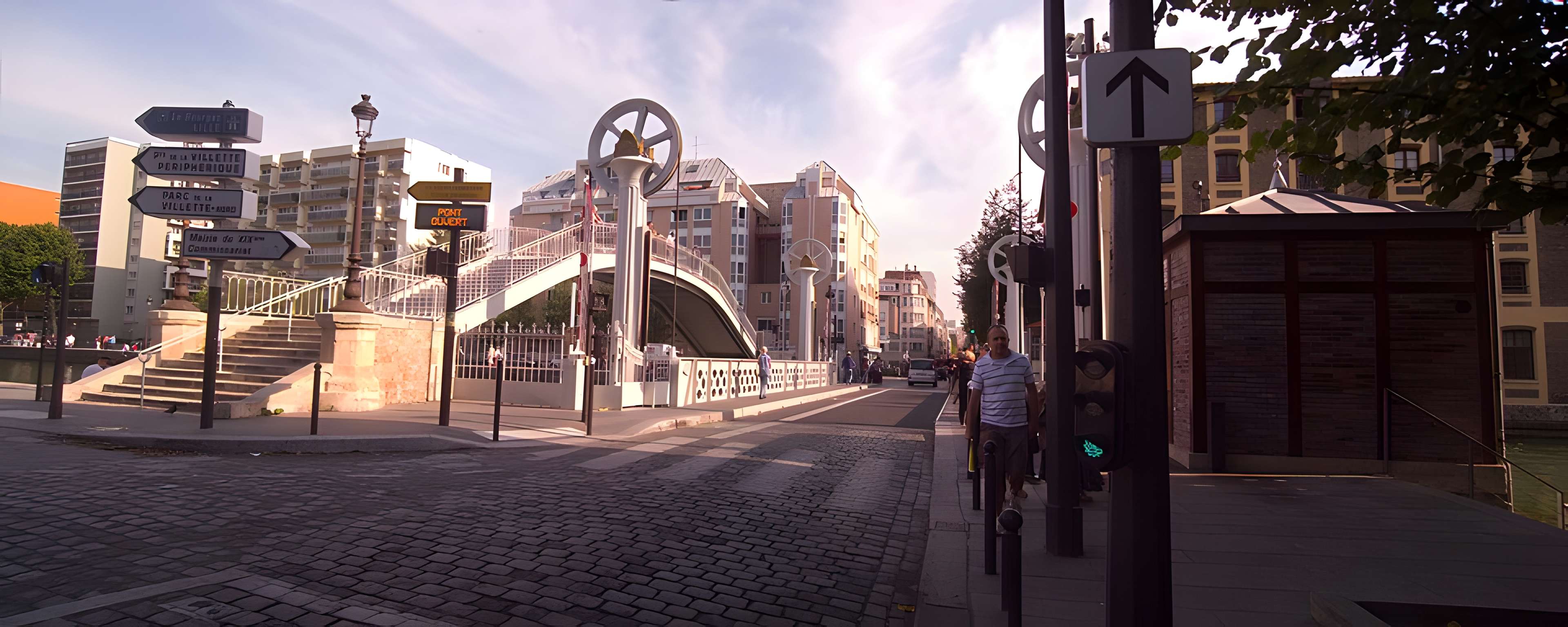 Pont levant de la rue de Crimée à Paris