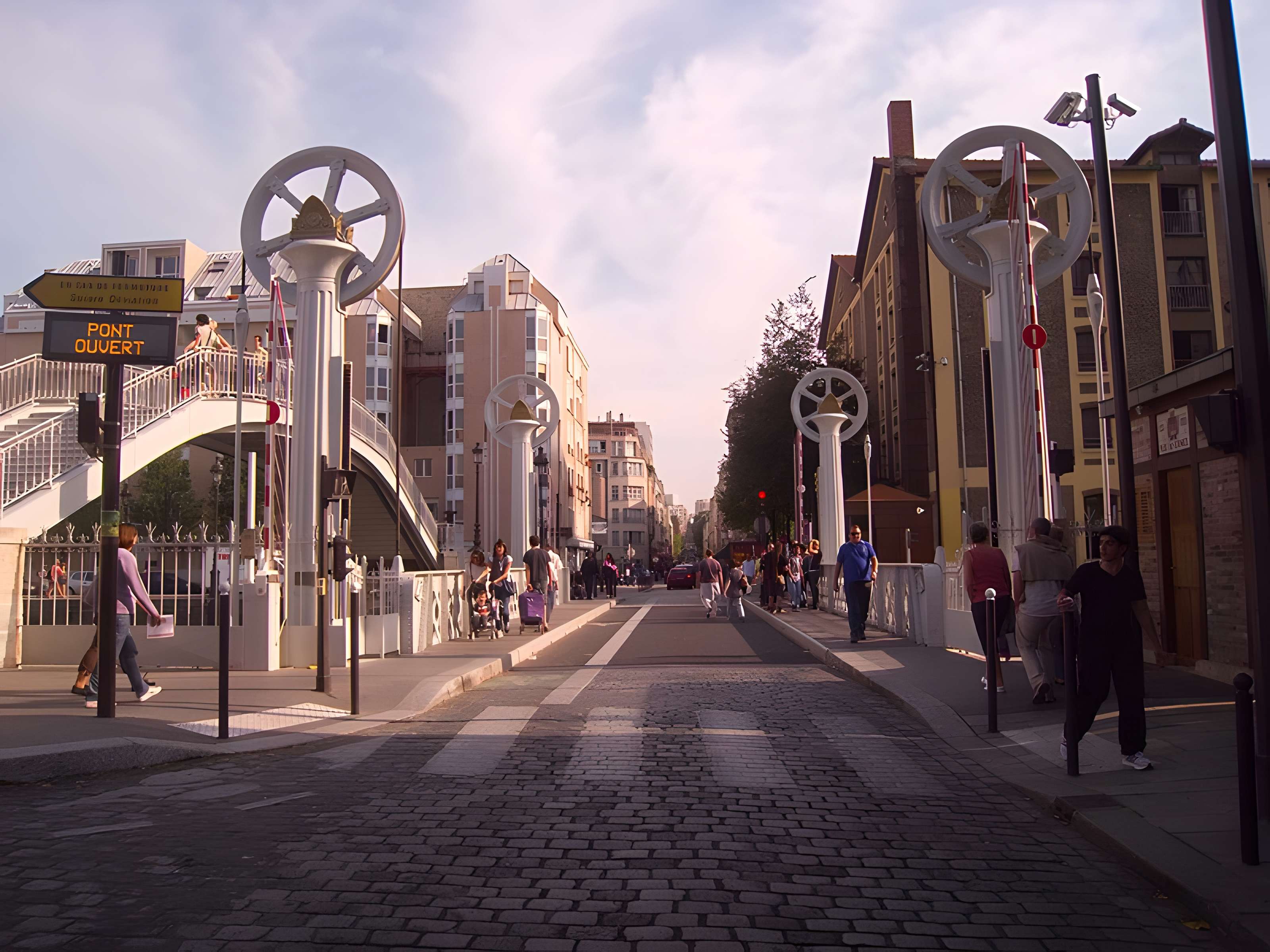 Pont levant de la rue de Crimée à Paris