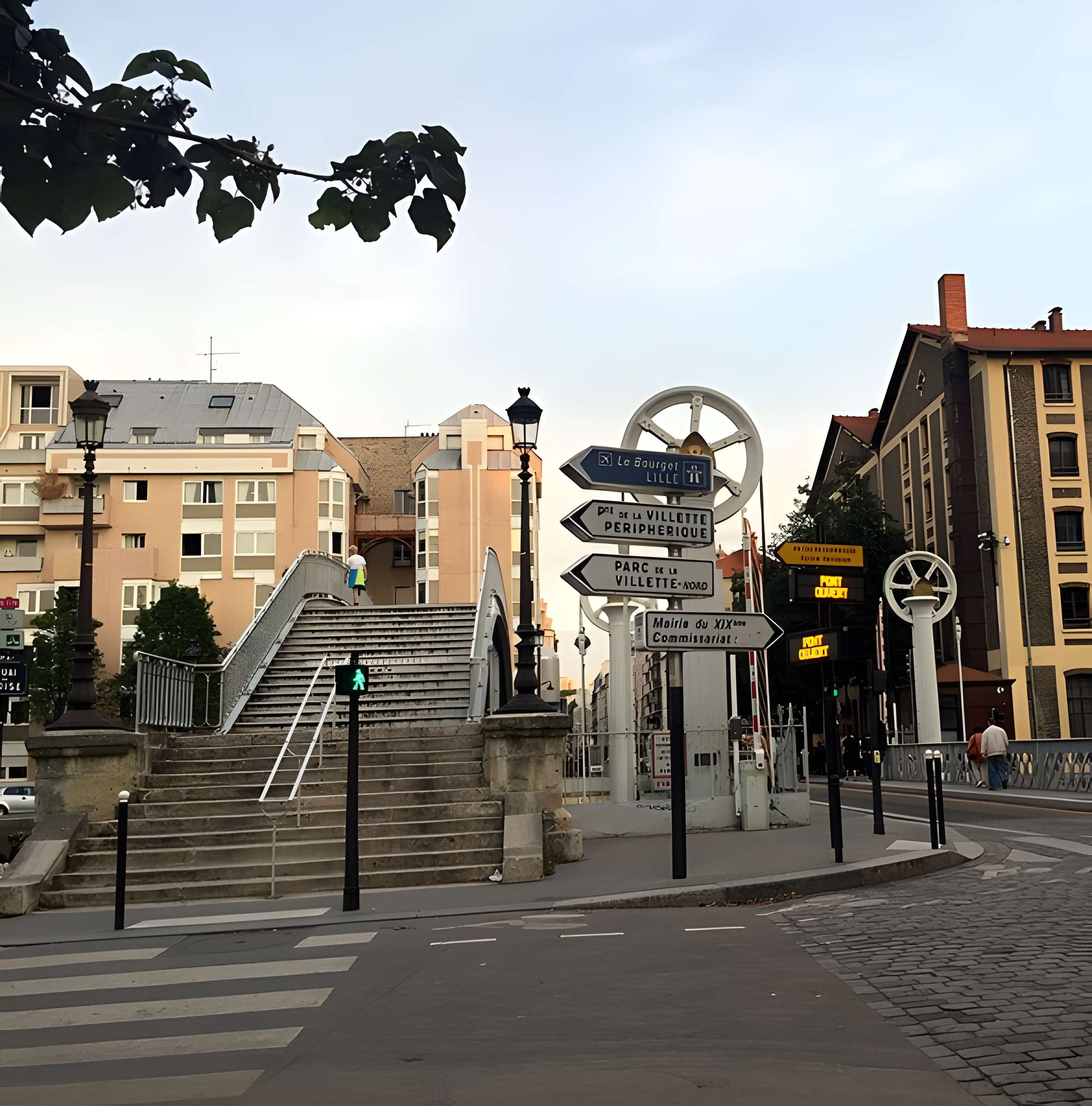 Pont levant de la rue de Crimée à Paris