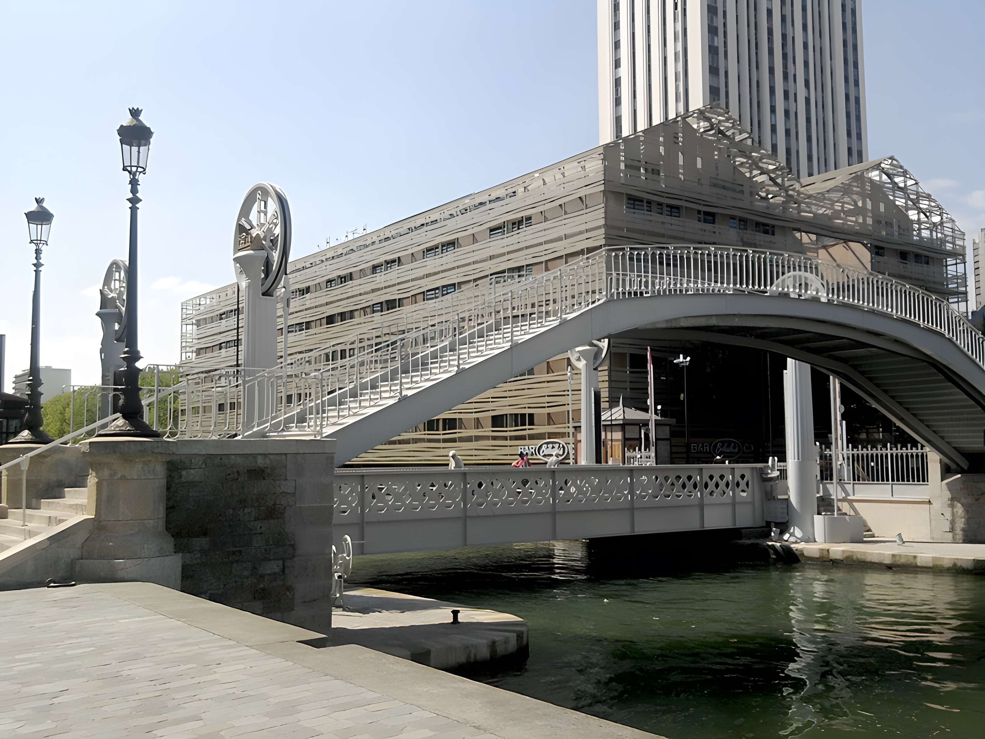 Pont levant de la rue de Crimée à Paris