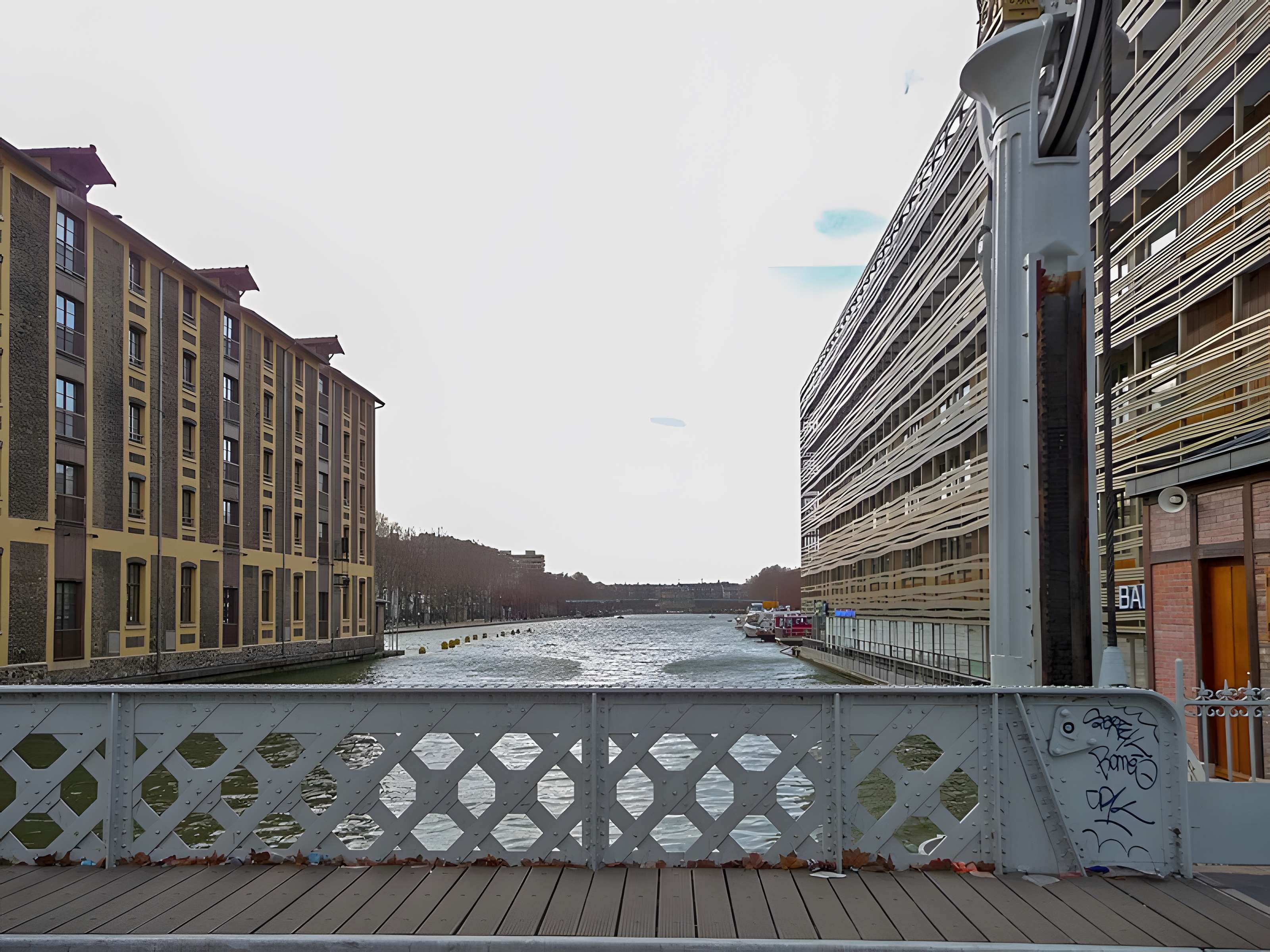 Pont levant de la rue de Crimée à Paris