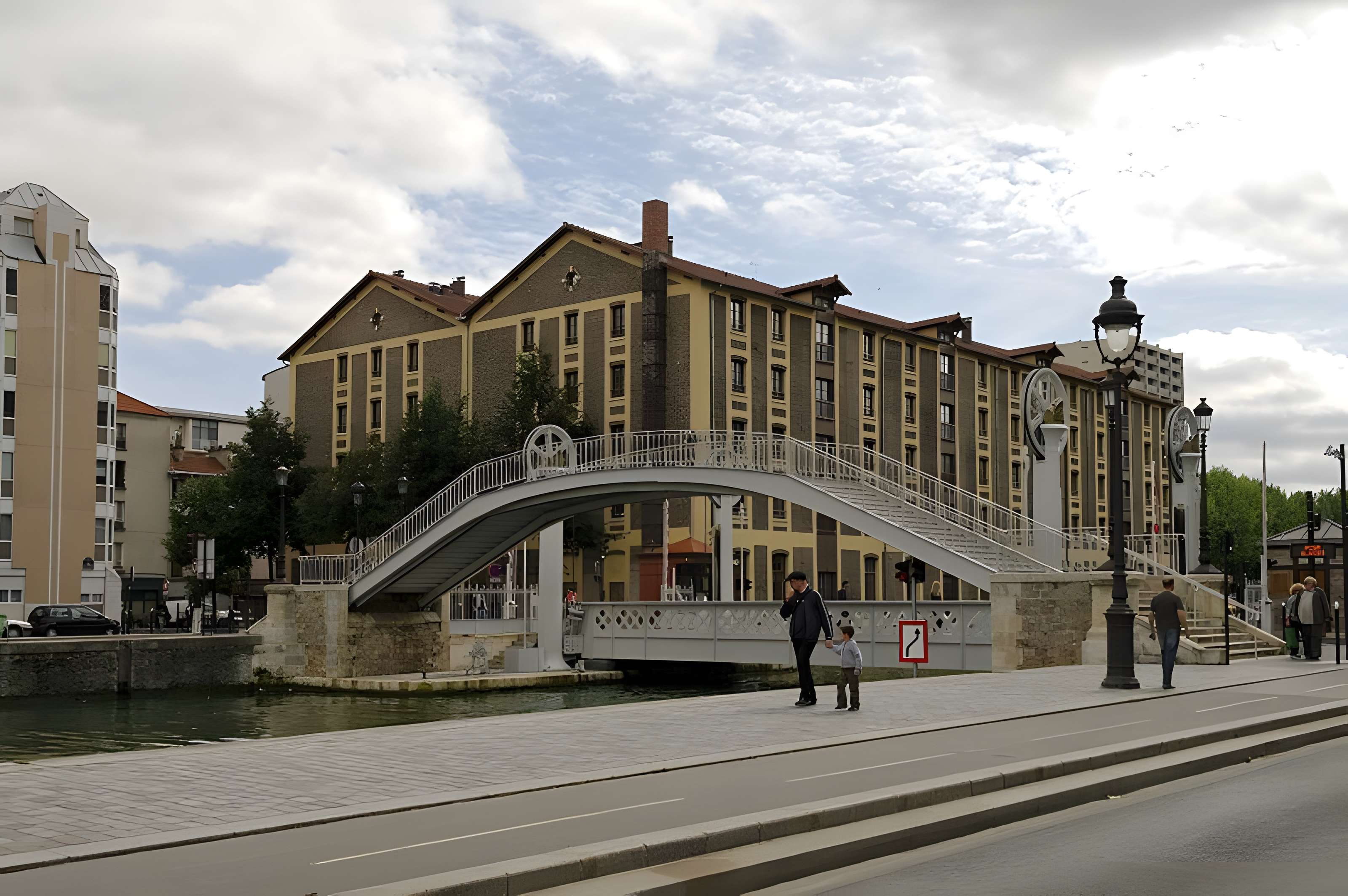 Pont levant de la rue de Crimée à Paris
