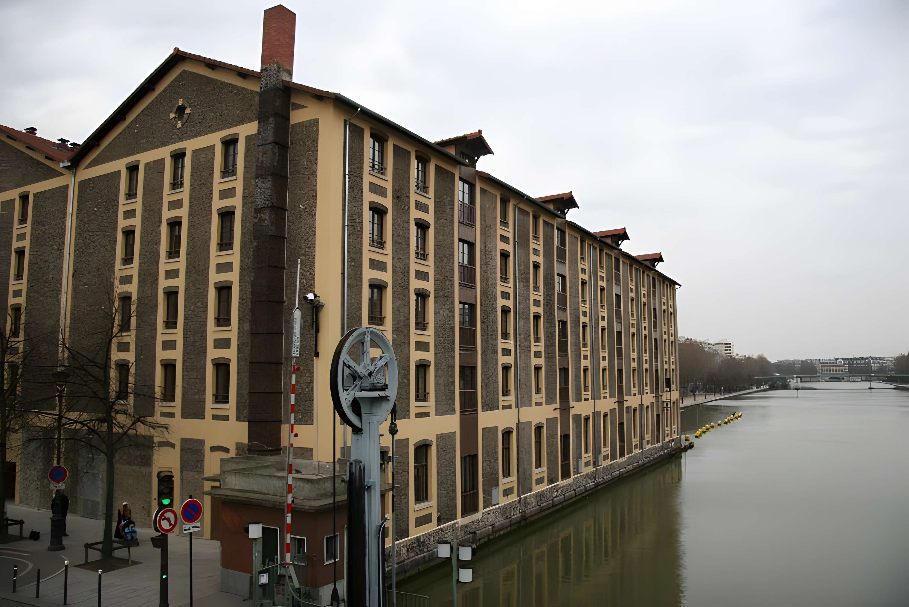 Pont levant de la rue de Crimée à Paris