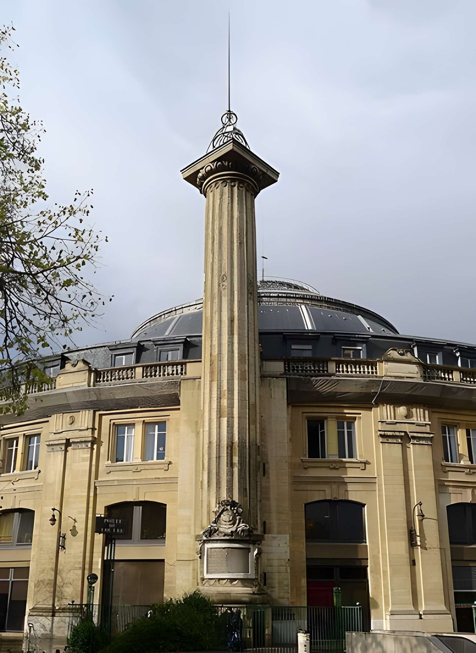 Colonne Médicis à Paris 