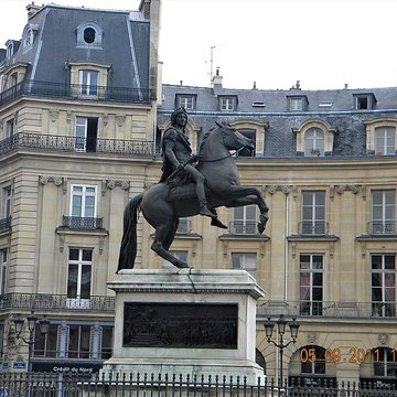 Statue équestre de Louis XIV à Paris
