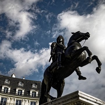 Statue équestre de Louis XIV à Paris