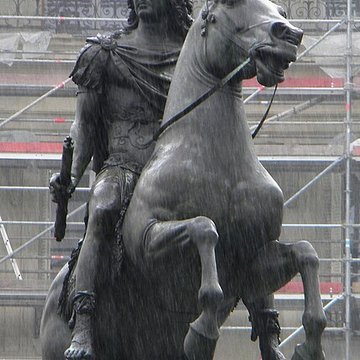 Statue équestre de Louis XIV à Paris