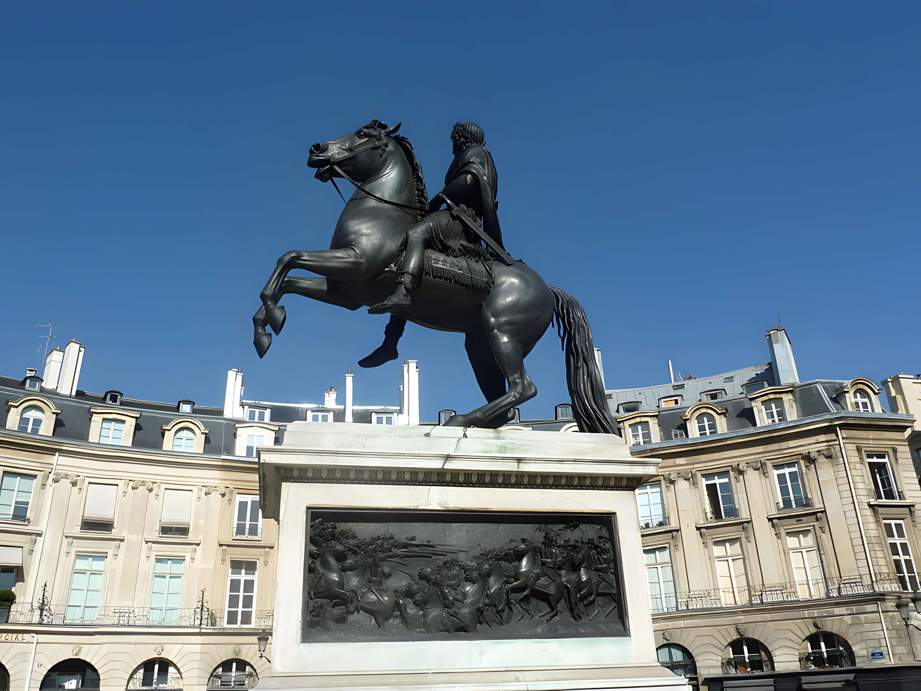 Statue équestre de Louis XIV à Paris