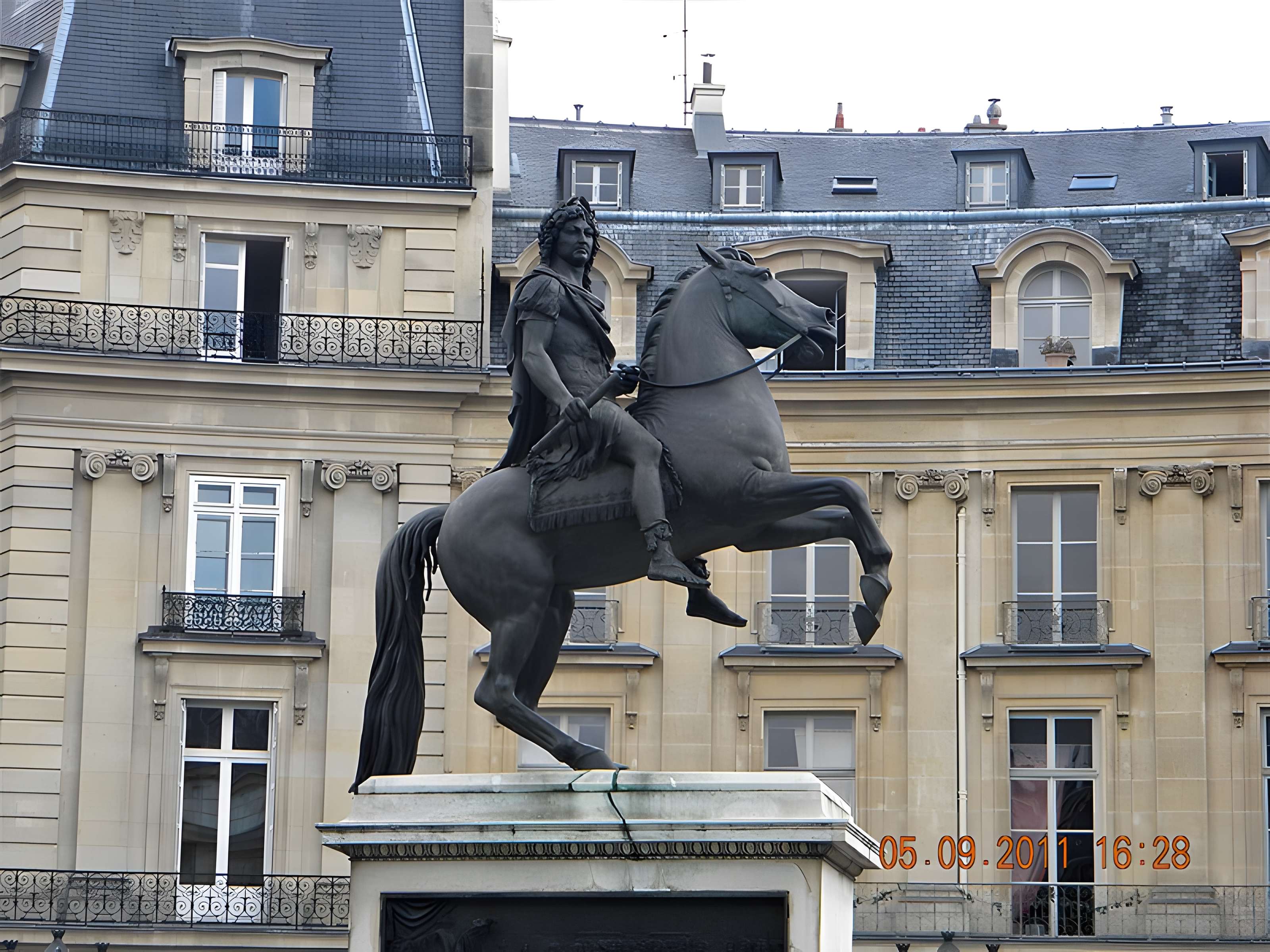 Statue équestre de Louis XIV à Paris