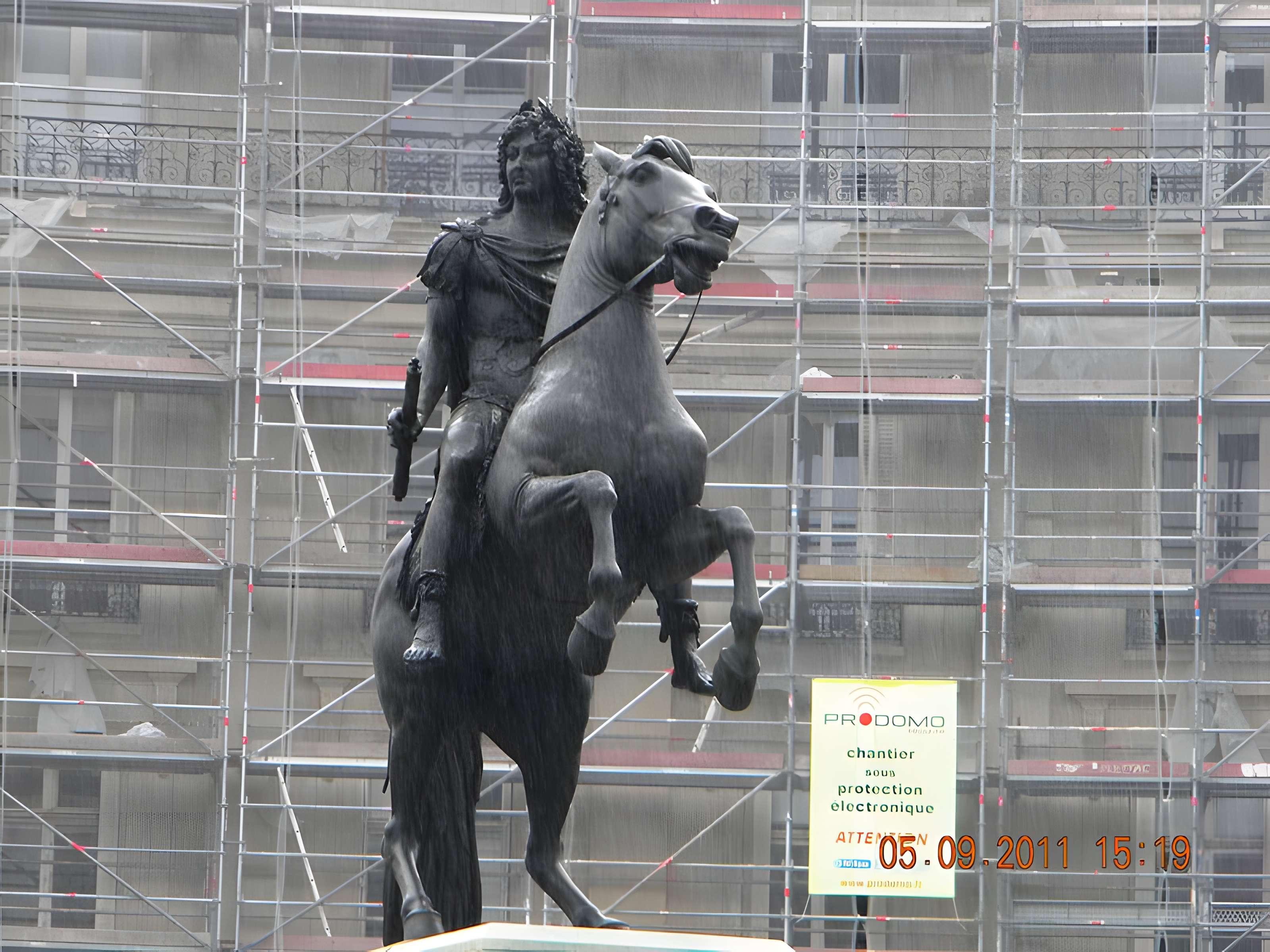 Statue équestre de Louis XIV à Paris