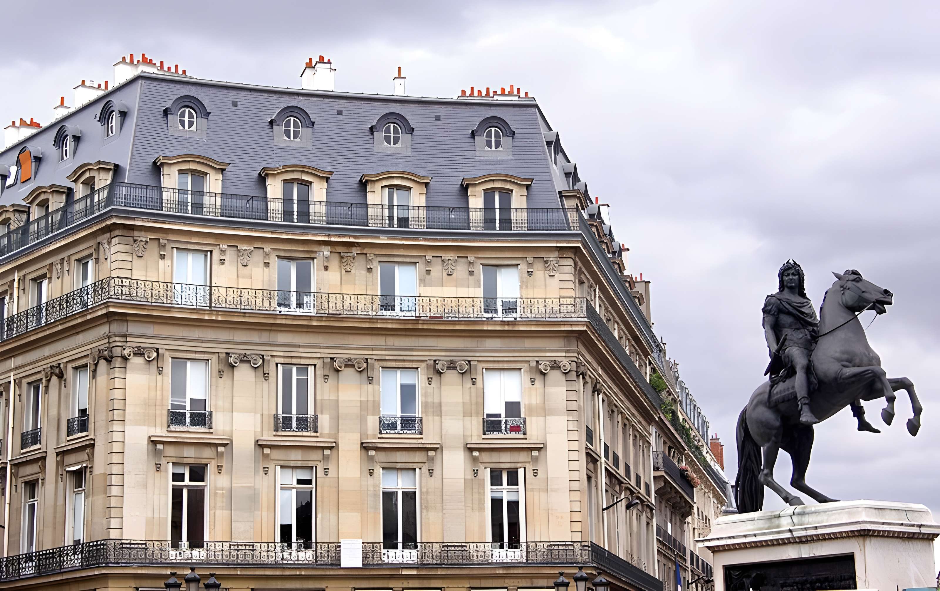 Statue équestre de Louis XIV à Paris