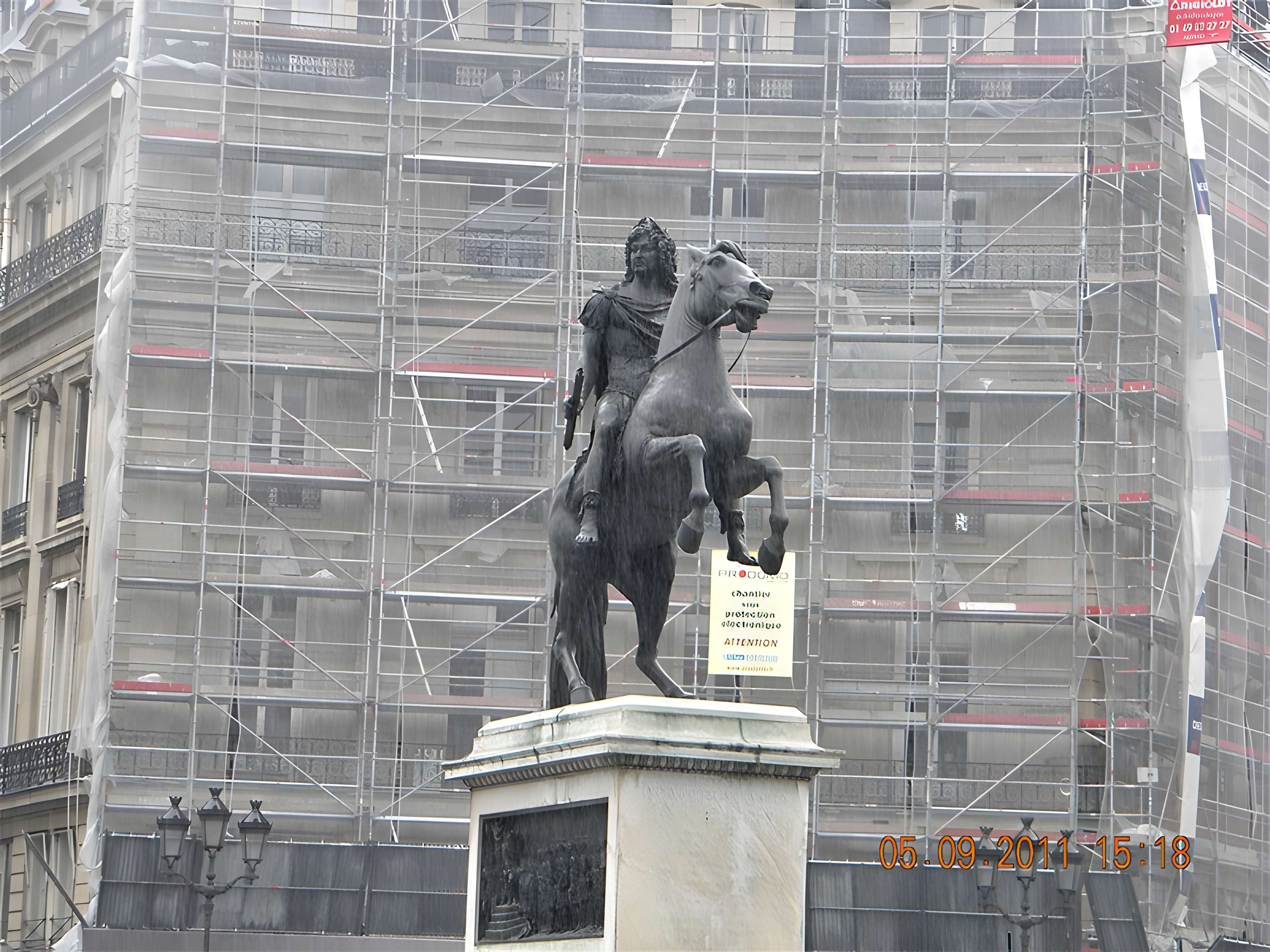 Statue équestre de Louis XIV à Paris