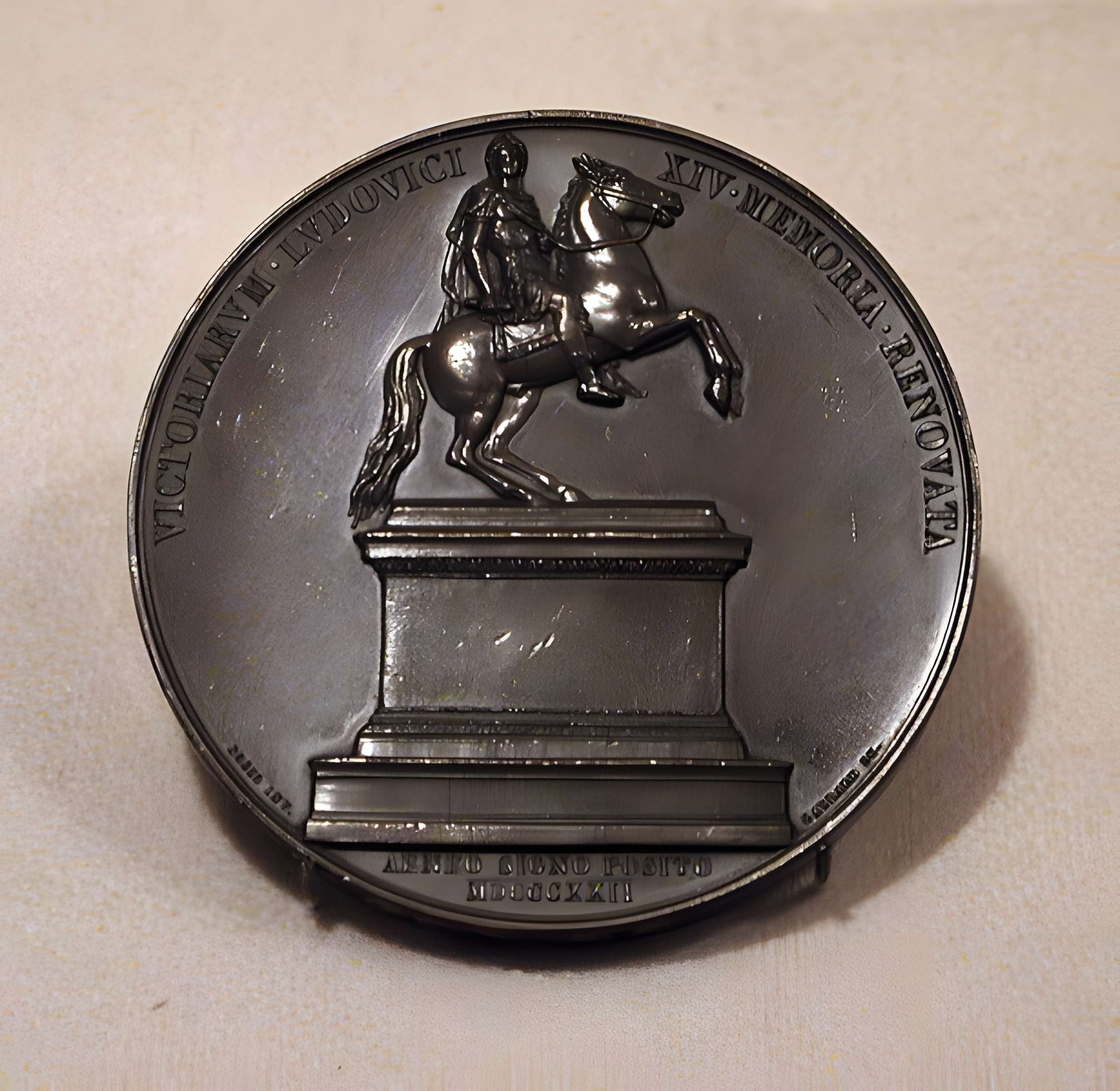 Statue équestre de Louis XIV à Paris