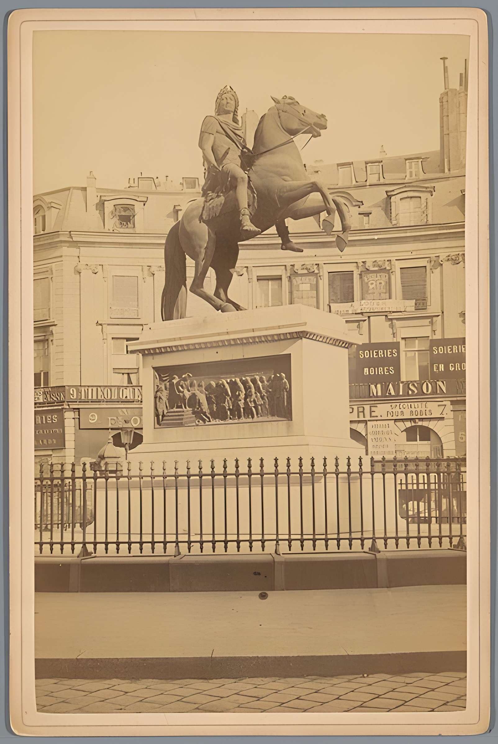 Statue équestre de Louis XIV à Paris