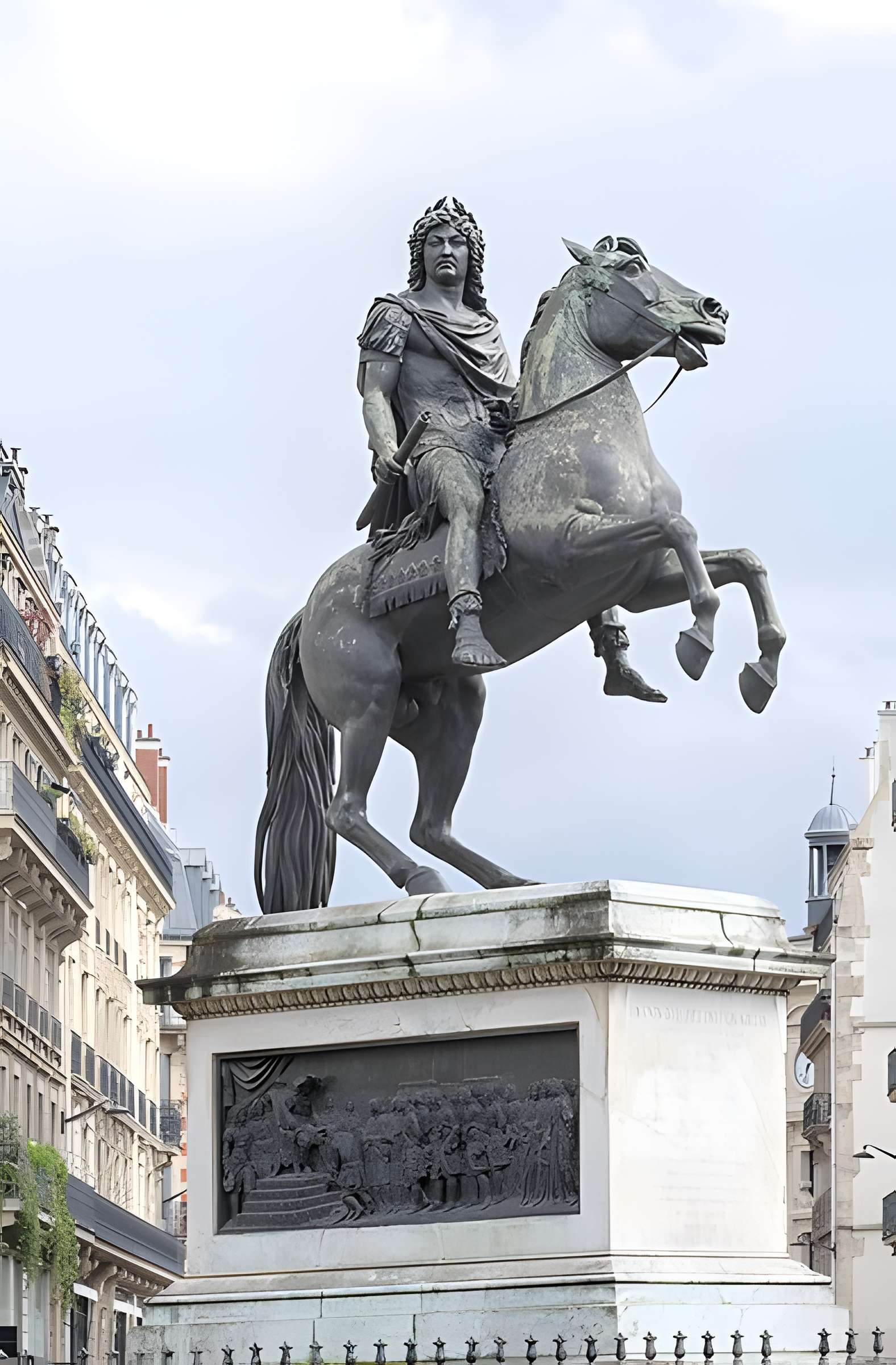 Statue équestre de Louis XIV à Paris