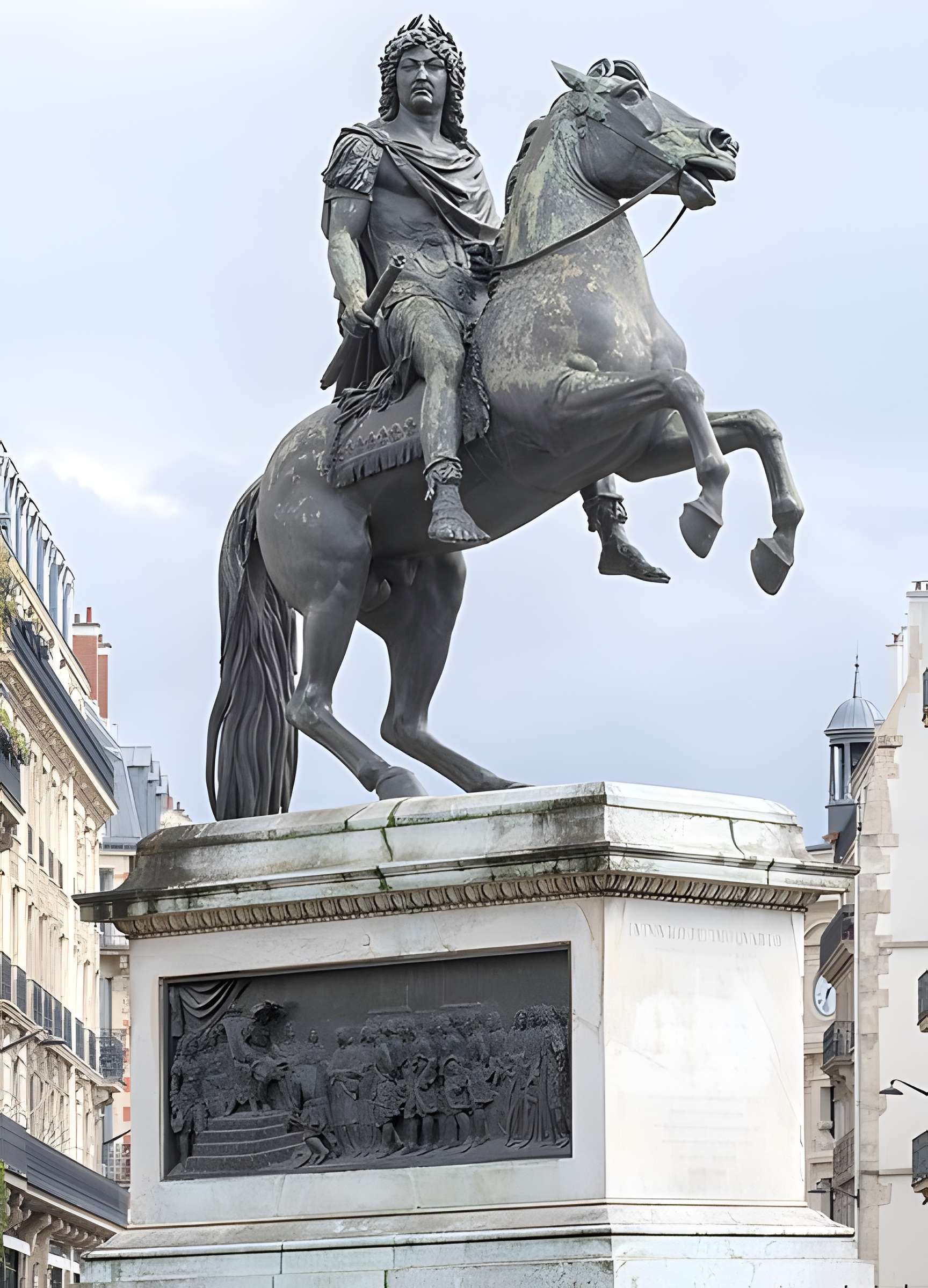 Statue équestre de Louis XIV à Paris