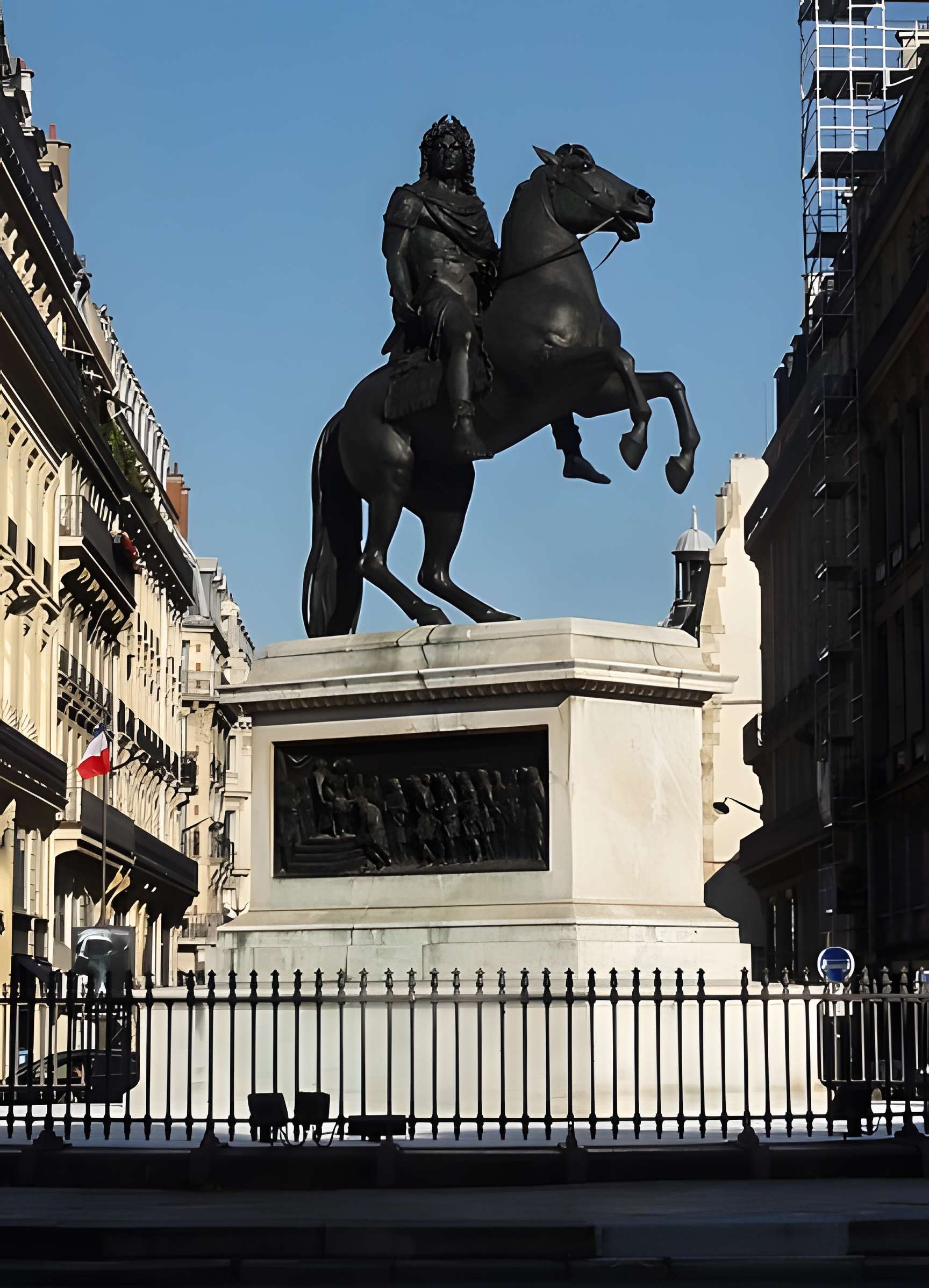 Statue équestre de Louis XIV à Paris