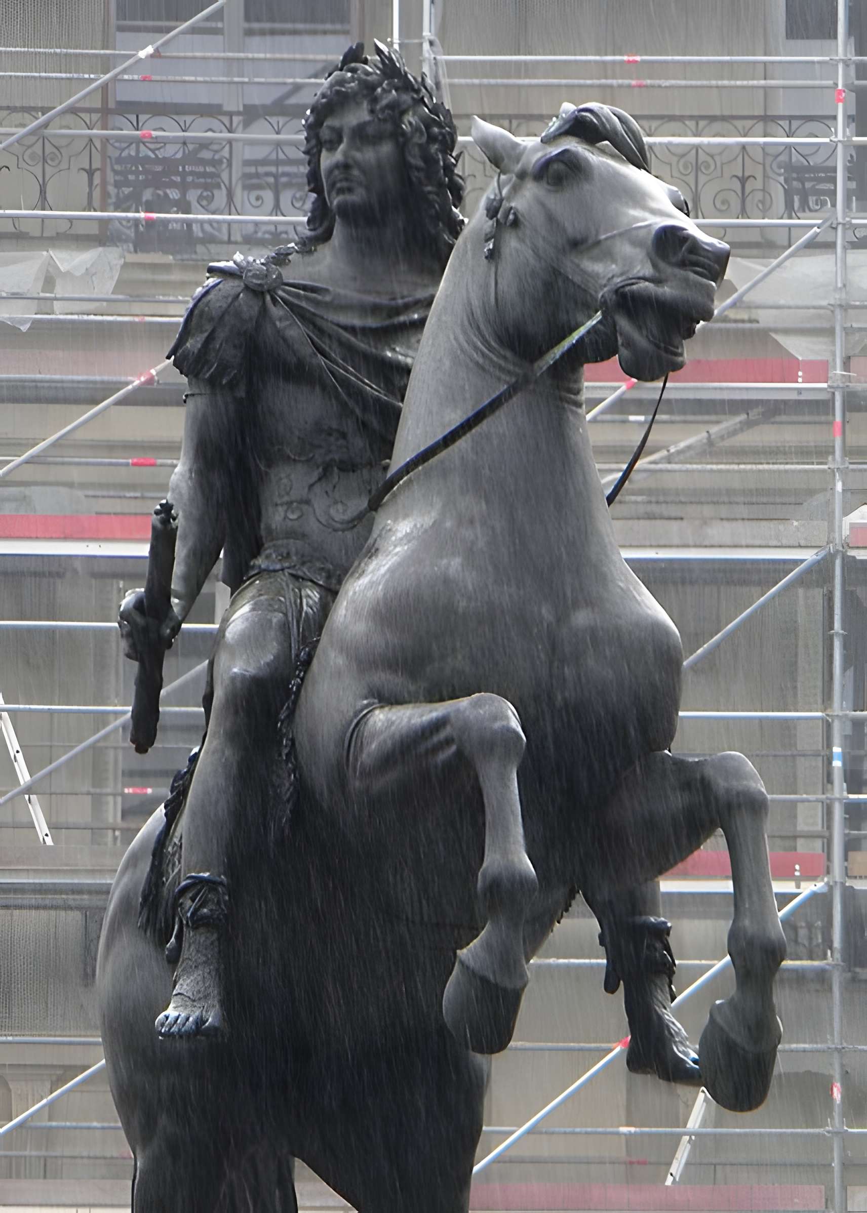 Statue équestre de Louis XIV à Paris