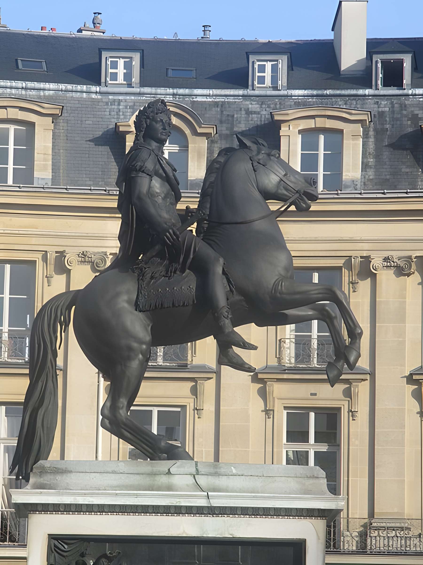 Statue équestre de Louis XIV à Paris